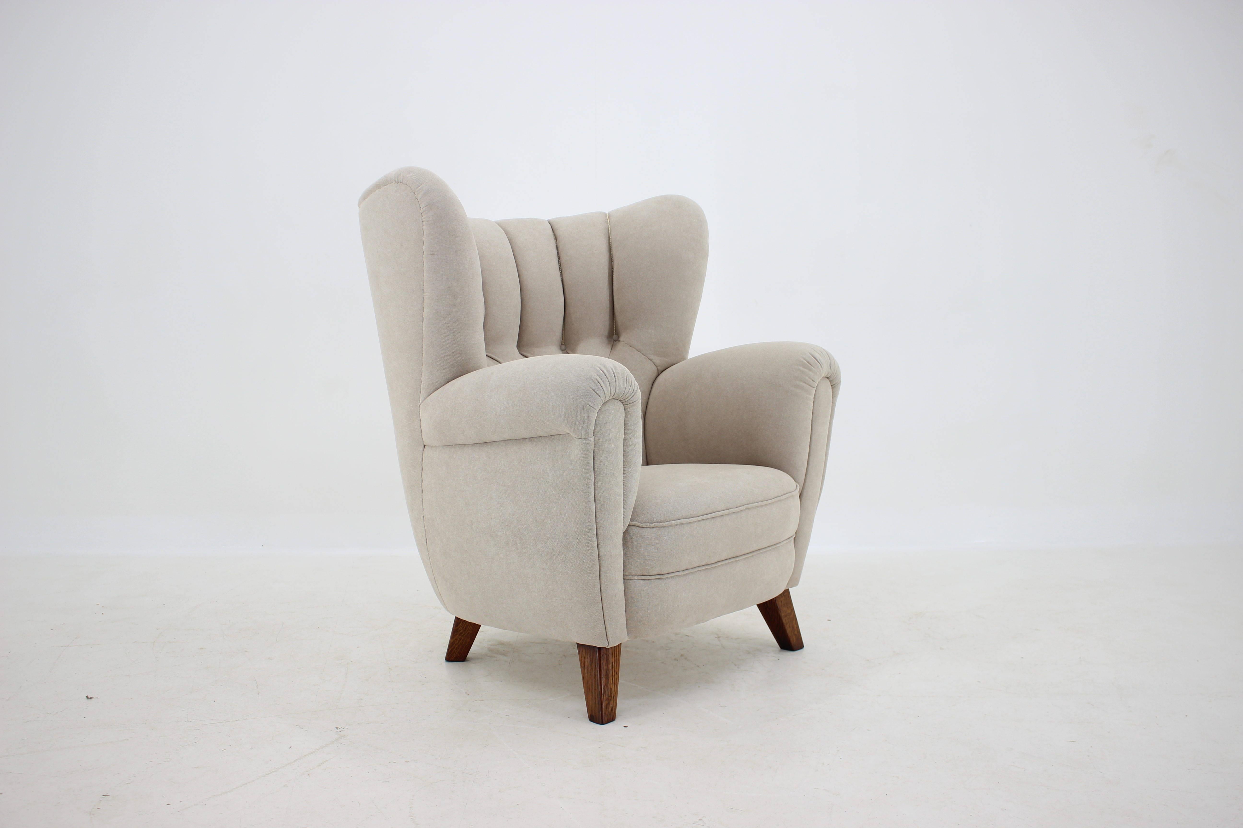 - Newly upholstered in light beige fabric upholstery.