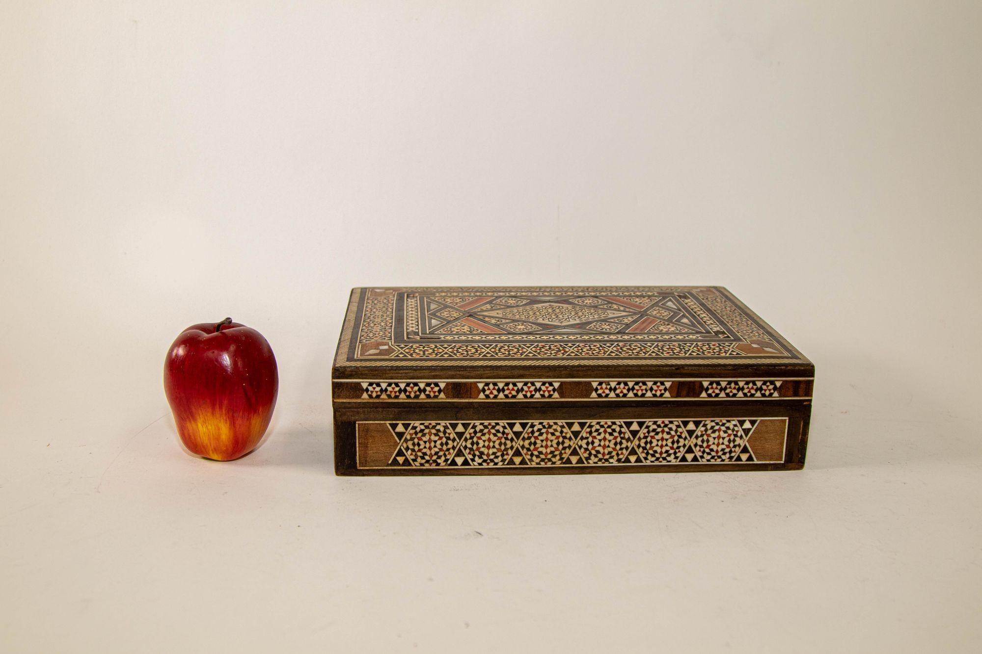Große dekorative islamische Moorish-Schachtel aus dem Nahen Osten, 1950er Jahre im Angebot 3