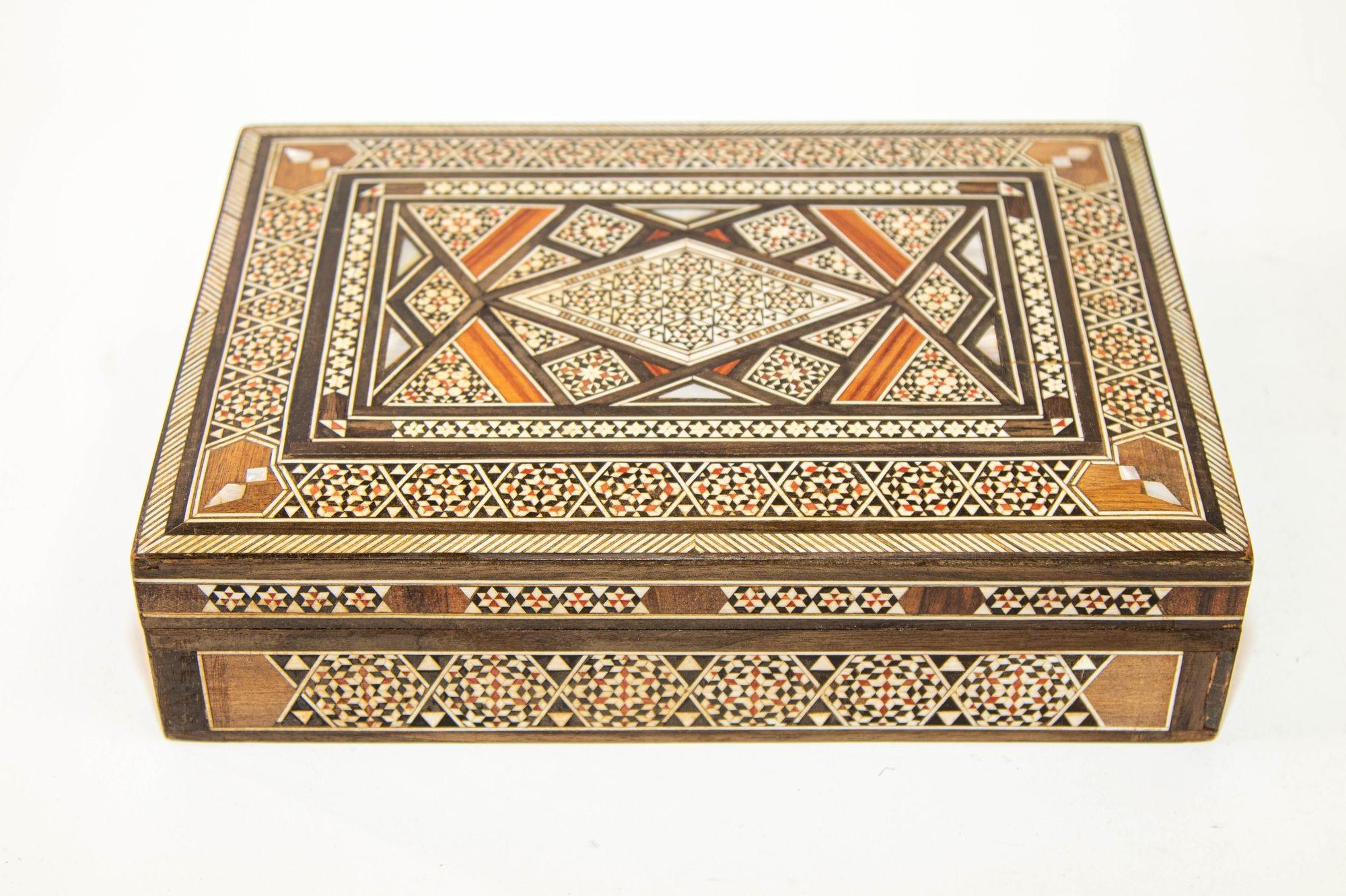 Große dekorative islamische Moorish-Schachtel aus dem Nahen Osten, 1950er Jahre im Angebot 4