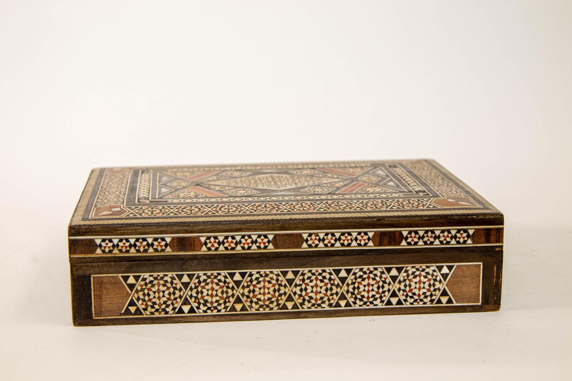 Große dekorative islamische Moorish-Schachtel aus dem Nahen Osten, 1950er Jahre im Angebot 5