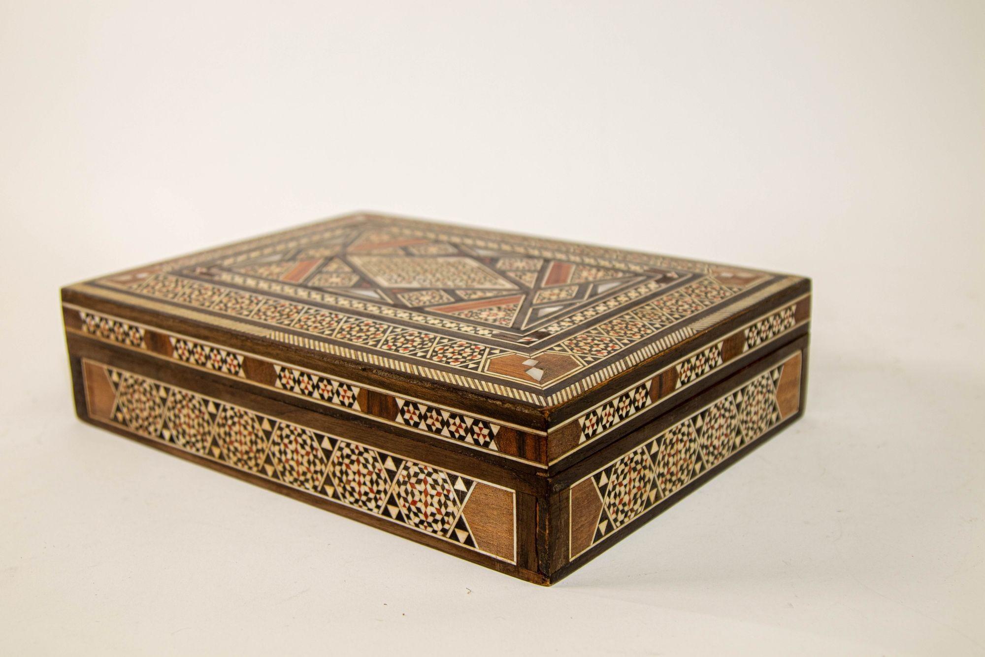 Große dekorative islamische Moorish-Schachtel aus dem Nahen Osten, 1950er Jahre im Angebot 6