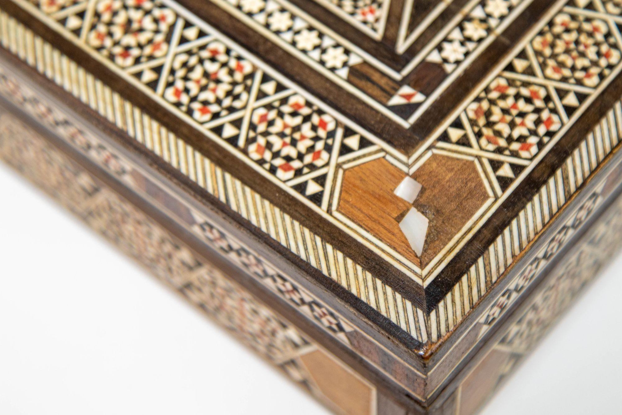 Große dekorative islamische Moorish-Schachtel aus dem Nahen Osten, 1950er Jahre im Angebot 7