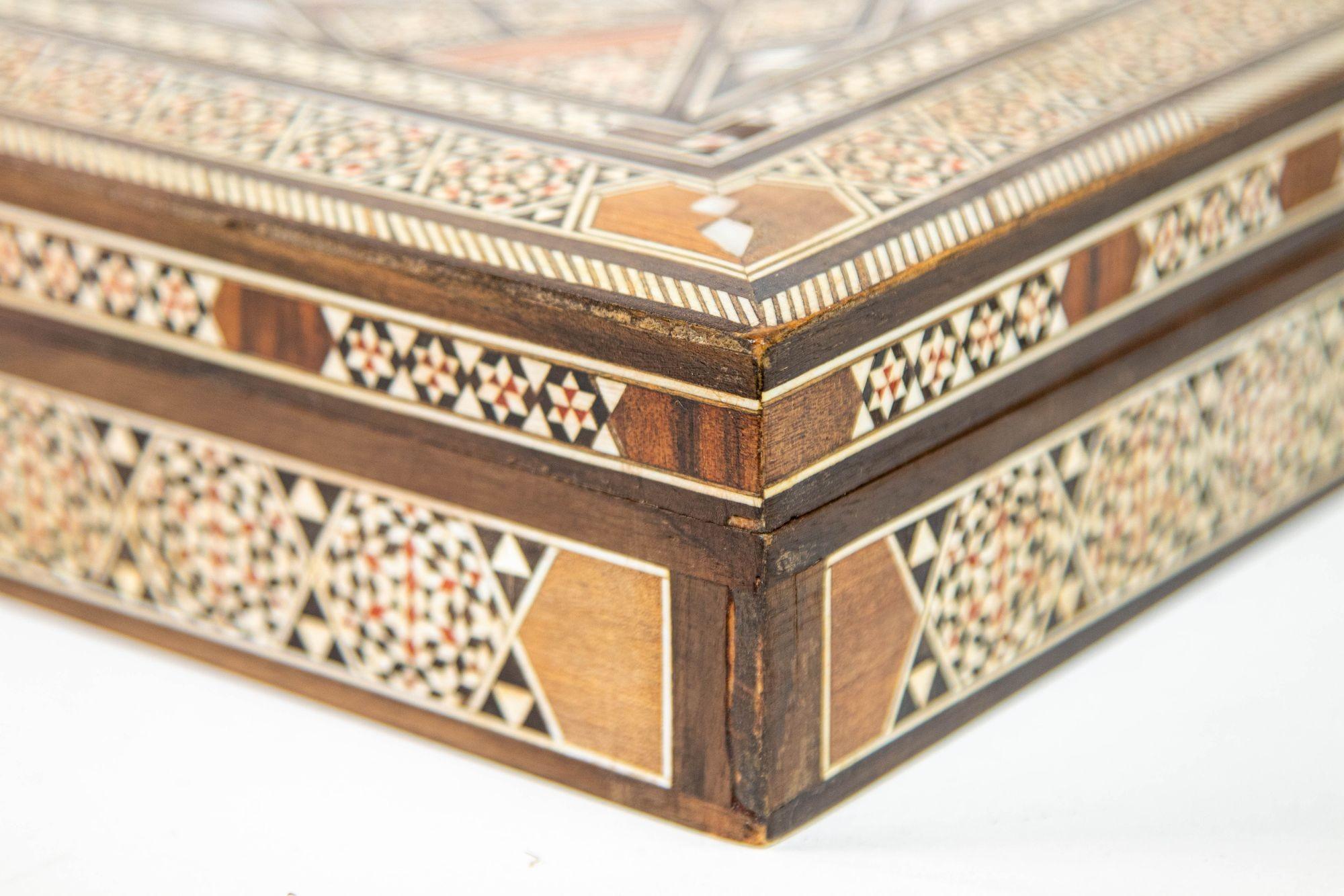 Große dekorative islamische Moorish-Schachtel aus dem Nahen Osten, 1950er Jahre im Angebot 8