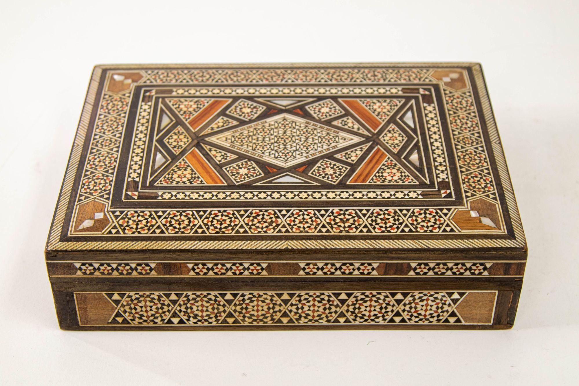 Große dekorative islamische Moorish-Schachtel aus dem Nahen Osten, 1950er Jahre im Angebot 9