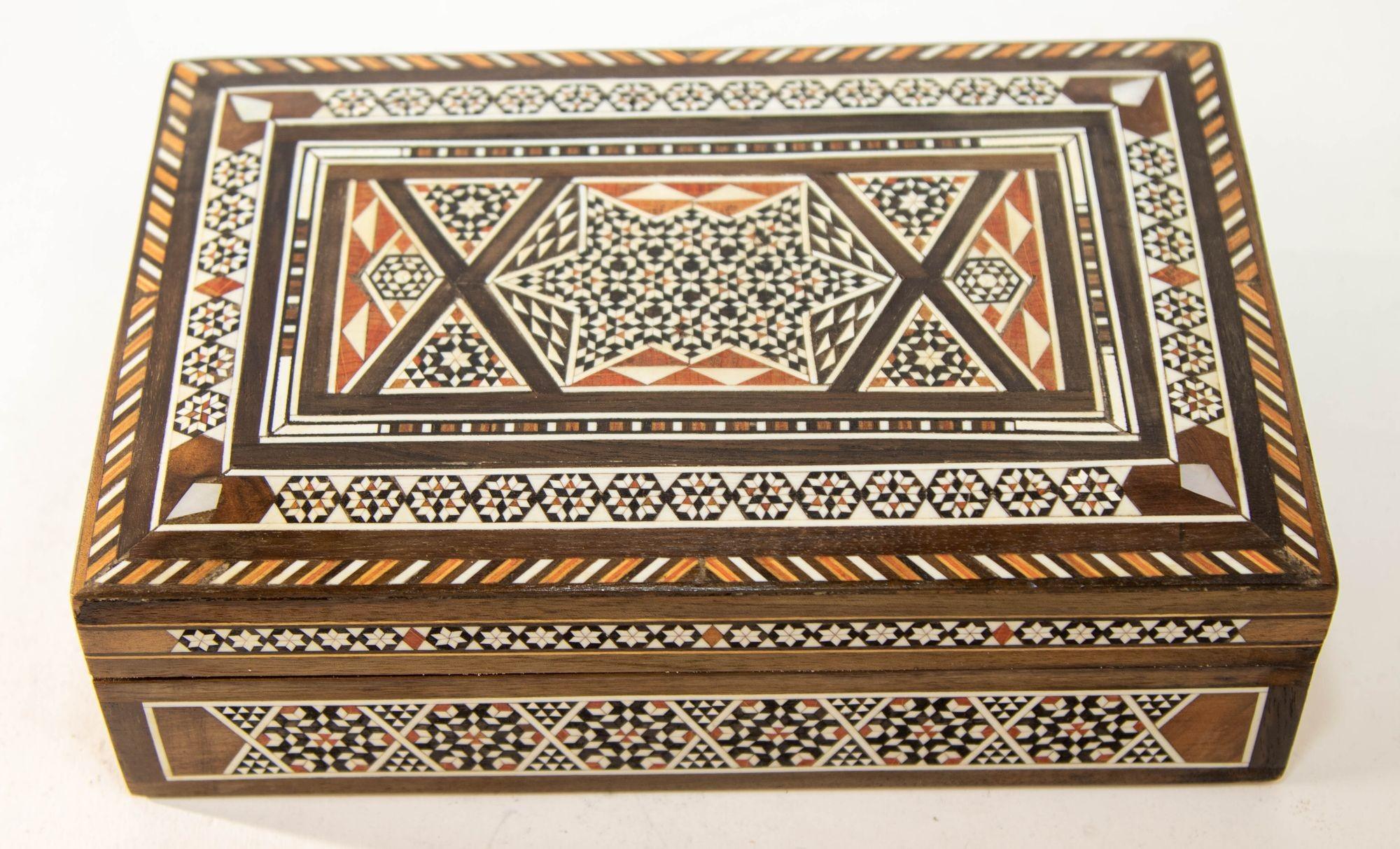 Große dekorative islamische Moorish-Schachtel aus dem Nahen Osten, 1950er Jahre (Libanesisch) im Angebot
