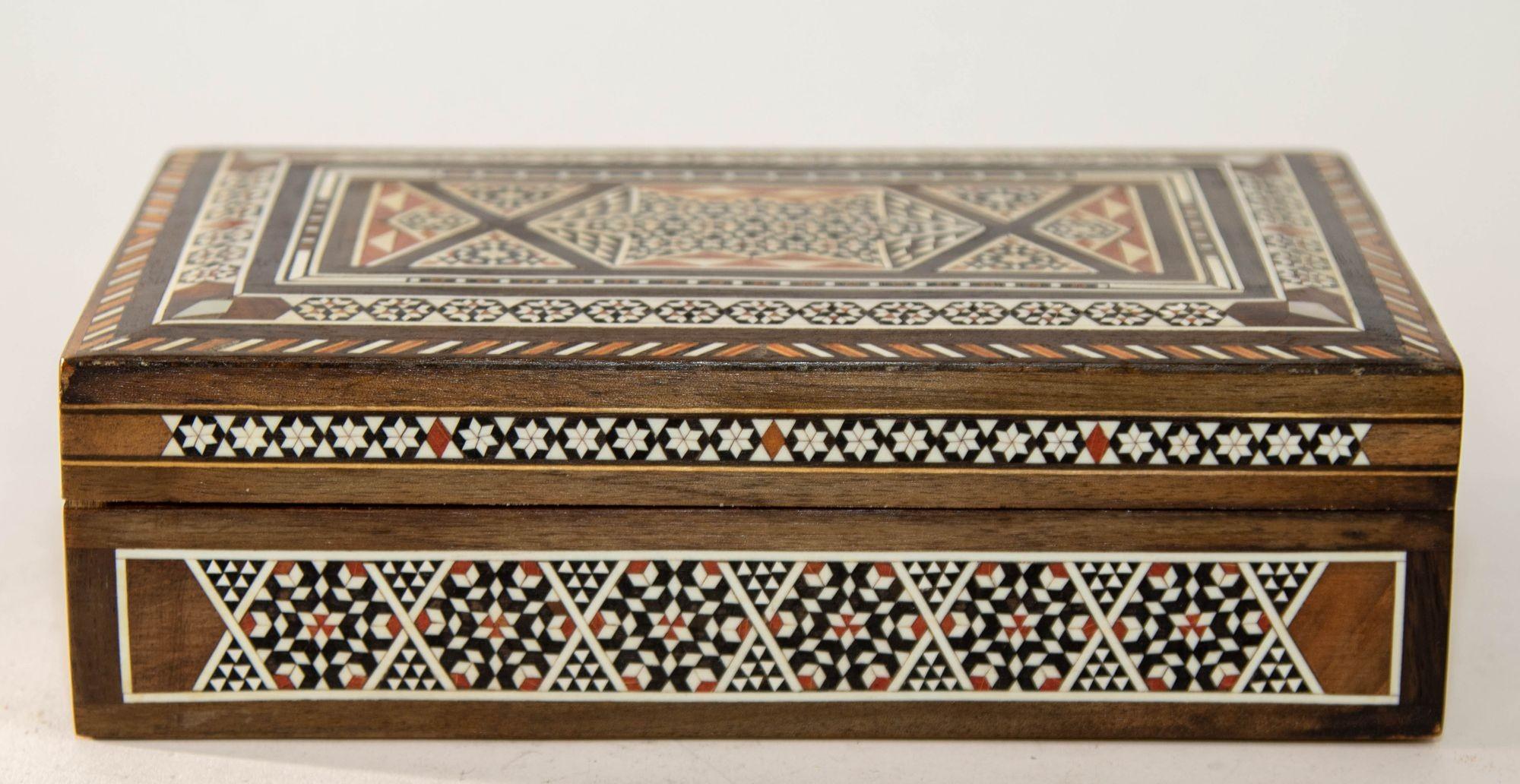Große dekorative islamische Moorish-Schachtel aus dem Nahen Osten, 1950er Jahre (Geschnitzt) im Angebot