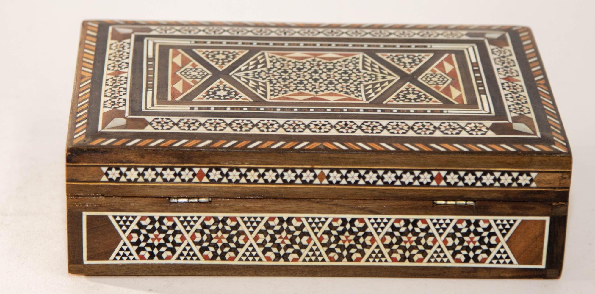 Große dekorative islamische Moorish-Schachtel aus dem Nahen Osten, 1950er Jahre im Zustand „Gut“ im Angebot in North Hollywood, CA