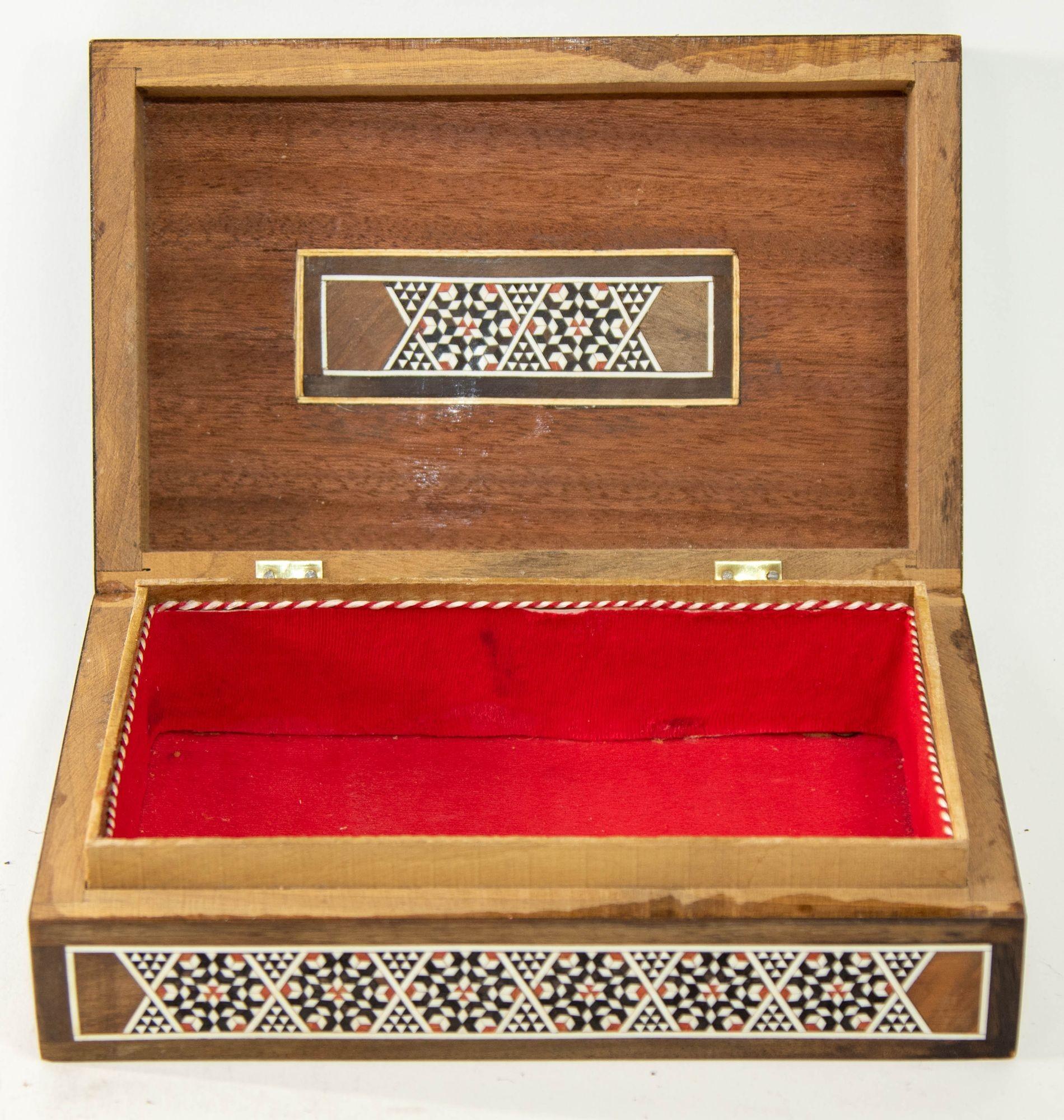 Große dekorative islamische Moorish-Schachtel aus dem Nahen Osten, 1950er Jahre (Abalone) im Angebot