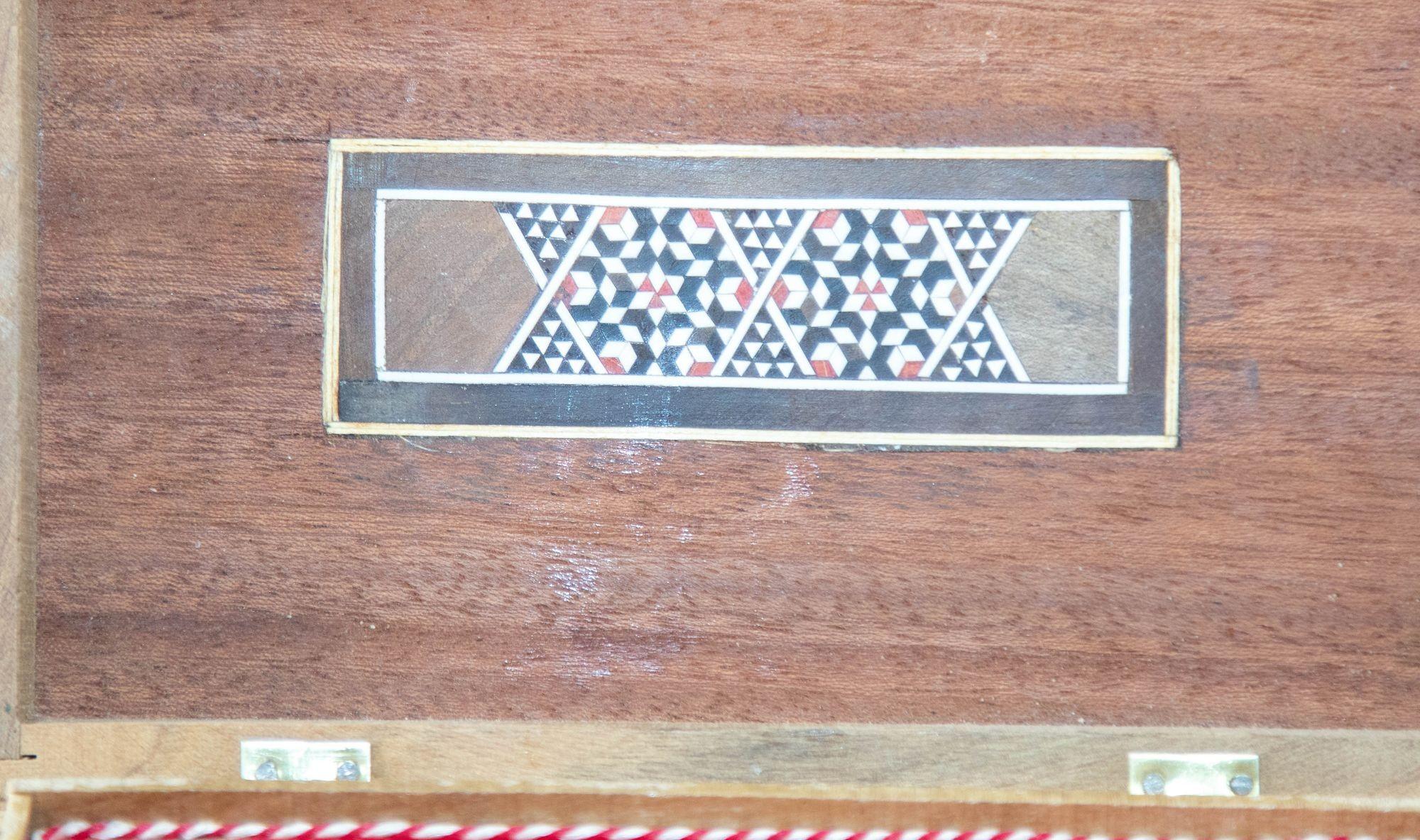 Große dekorative islamische Moorish-Schachtel aus dem Nahen Osten, 1950er Jahre im Angebot 1