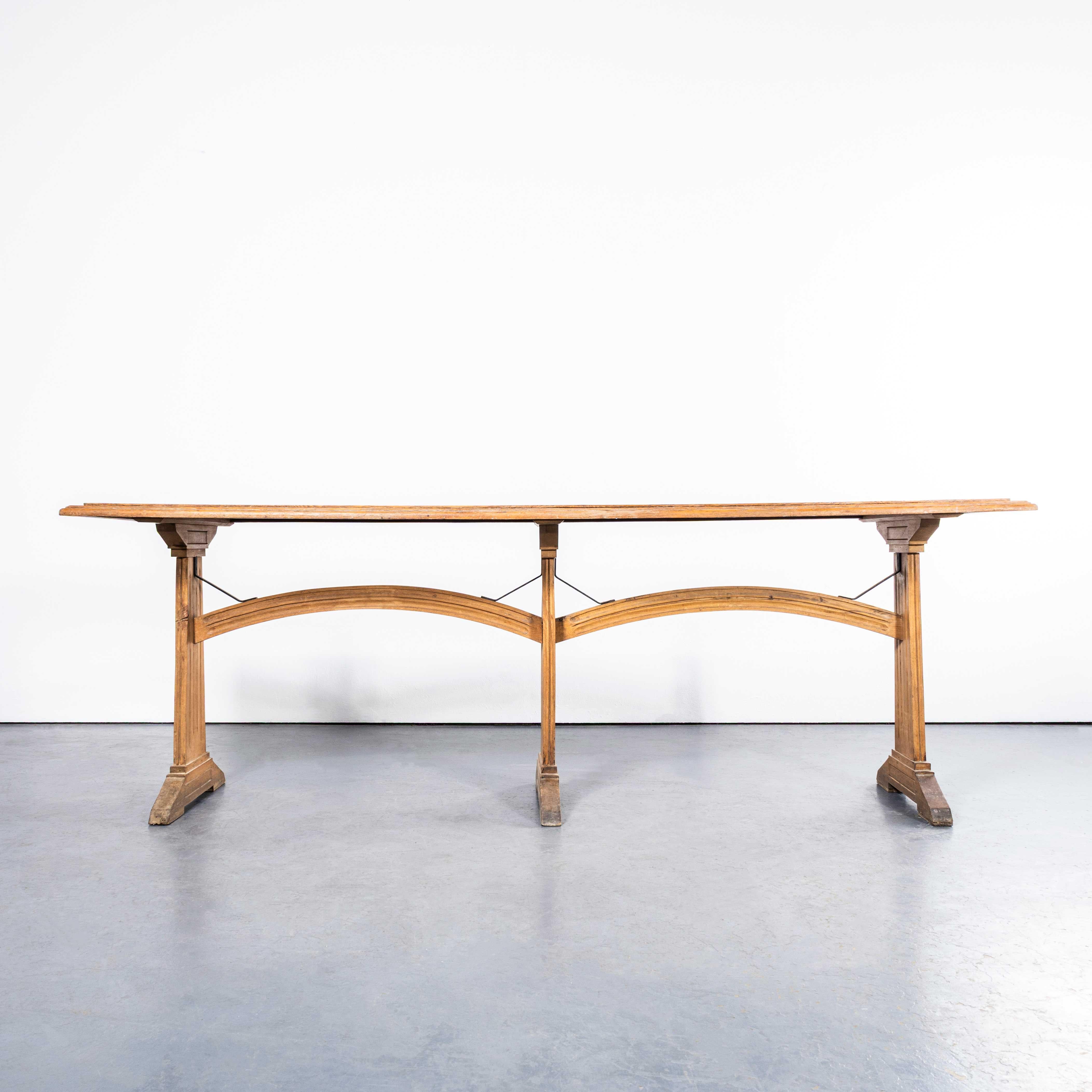 Grande table de chapelle en chêne français des années 1950 avec supports arqués. 

Table élégante et inhabituelle, utilisée à l'origine comme table de travail pratique pour la chapelle. La table est fabriquée en chêne massif avec des détails