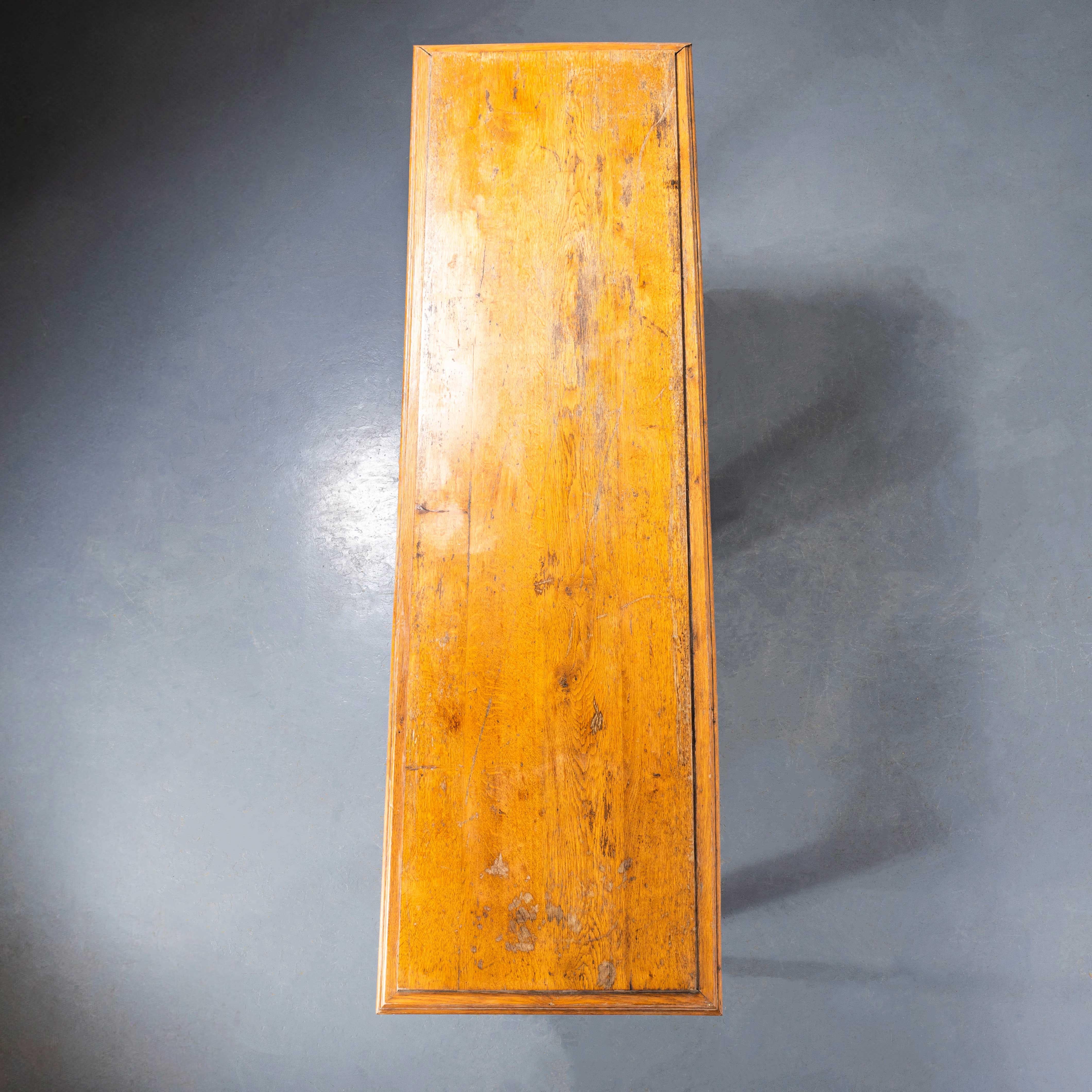 Français Grande table de chapelle en chêne français des années 1950 avec supports arqués en vente