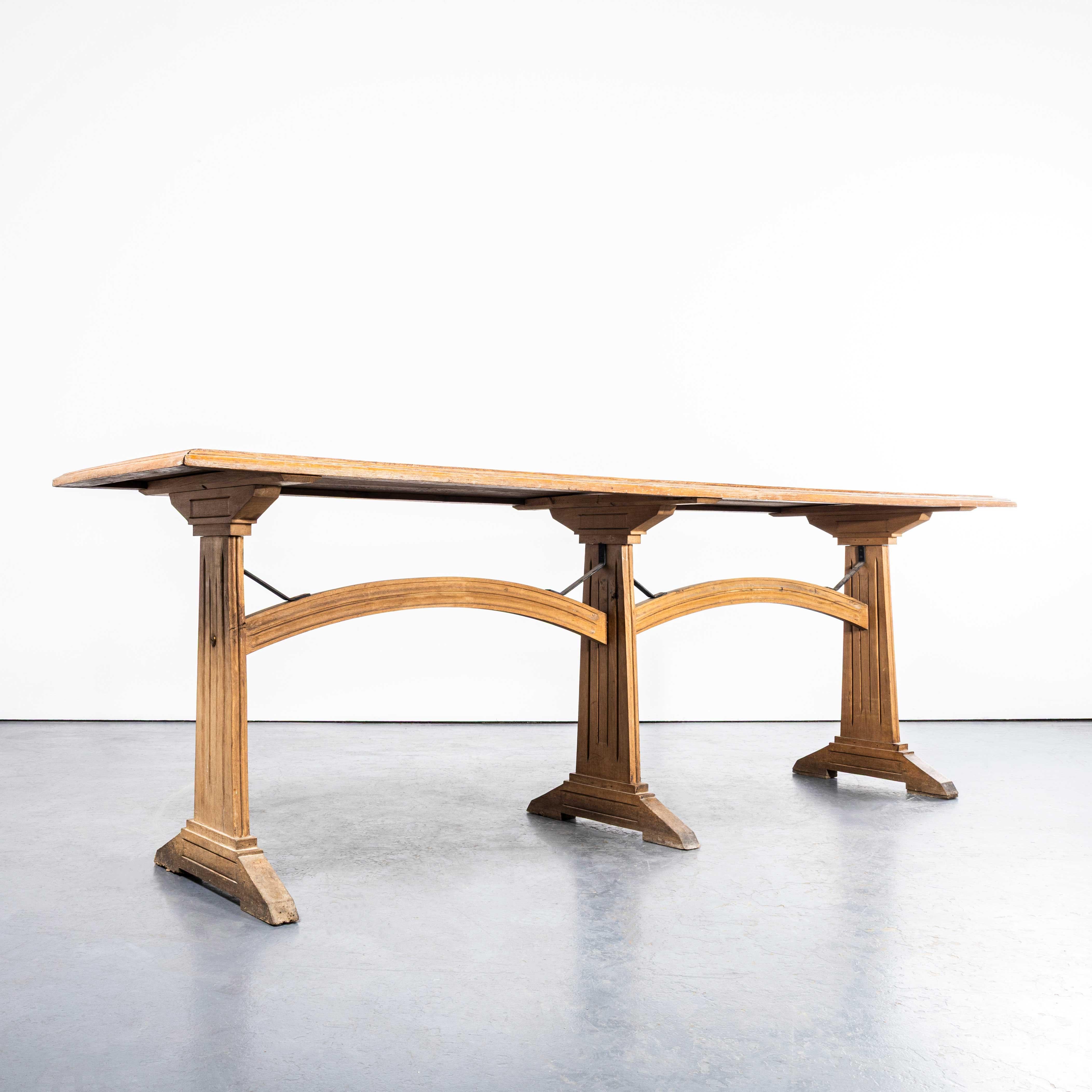 Grande table de chapelle en chêne français des années 1950 avec supports arqués Bon état - En vente à Hook, Hampshire