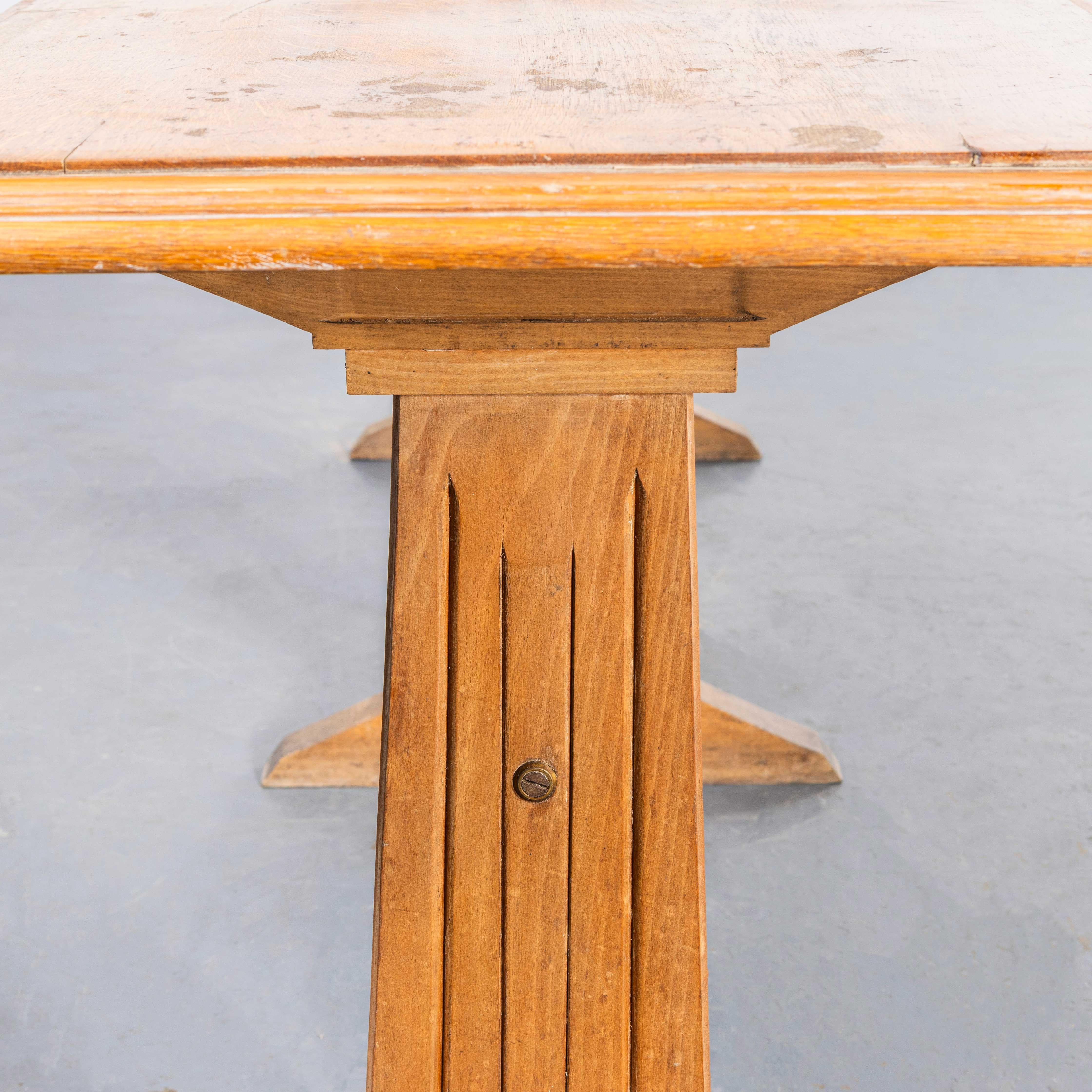 Milieu du XXe siècle Grande table de chapelle en chêne français des années 1950 avec supports arqués en vente