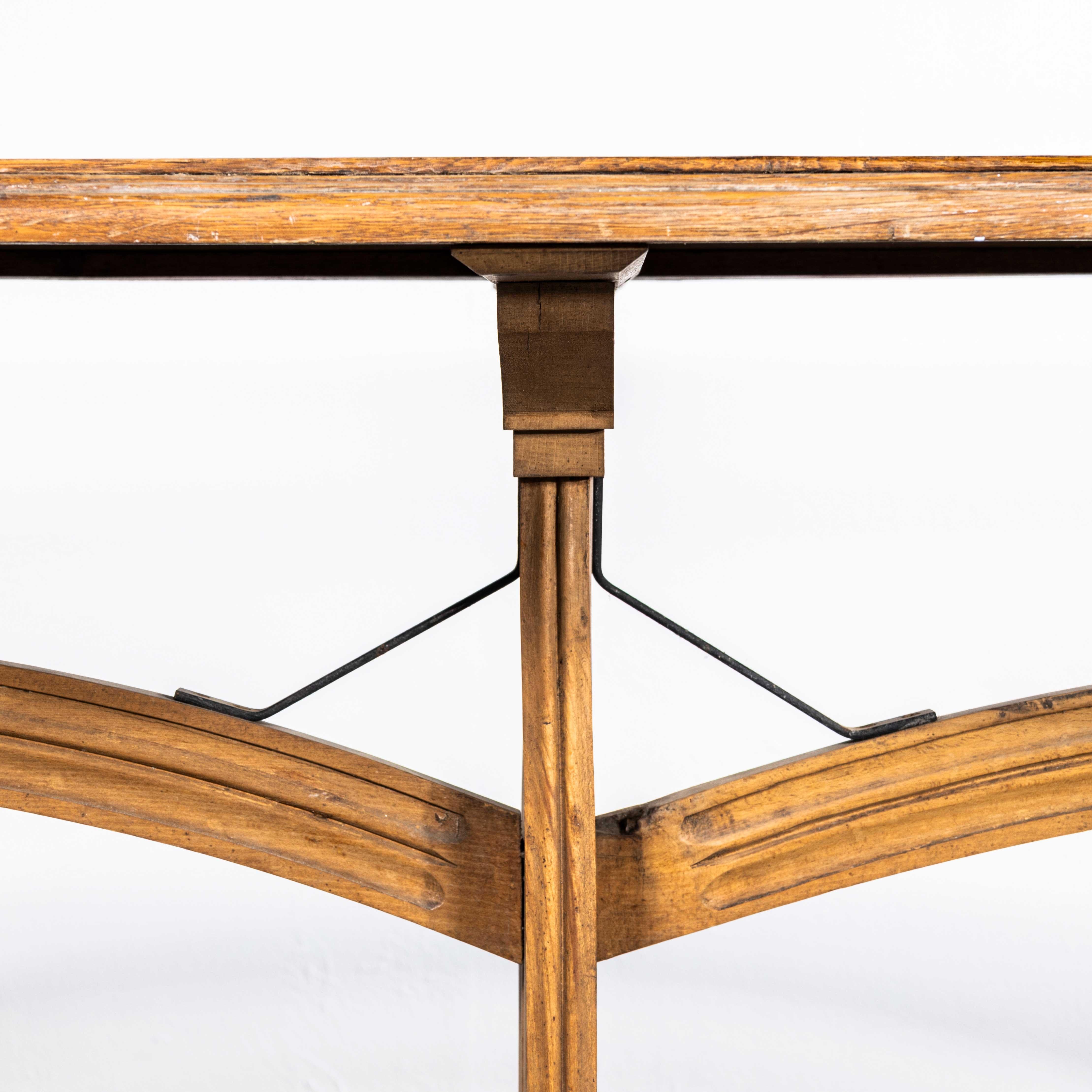 Chêne Grande table de chapelle en chêne français des années 1950 avec supports arqués en vente