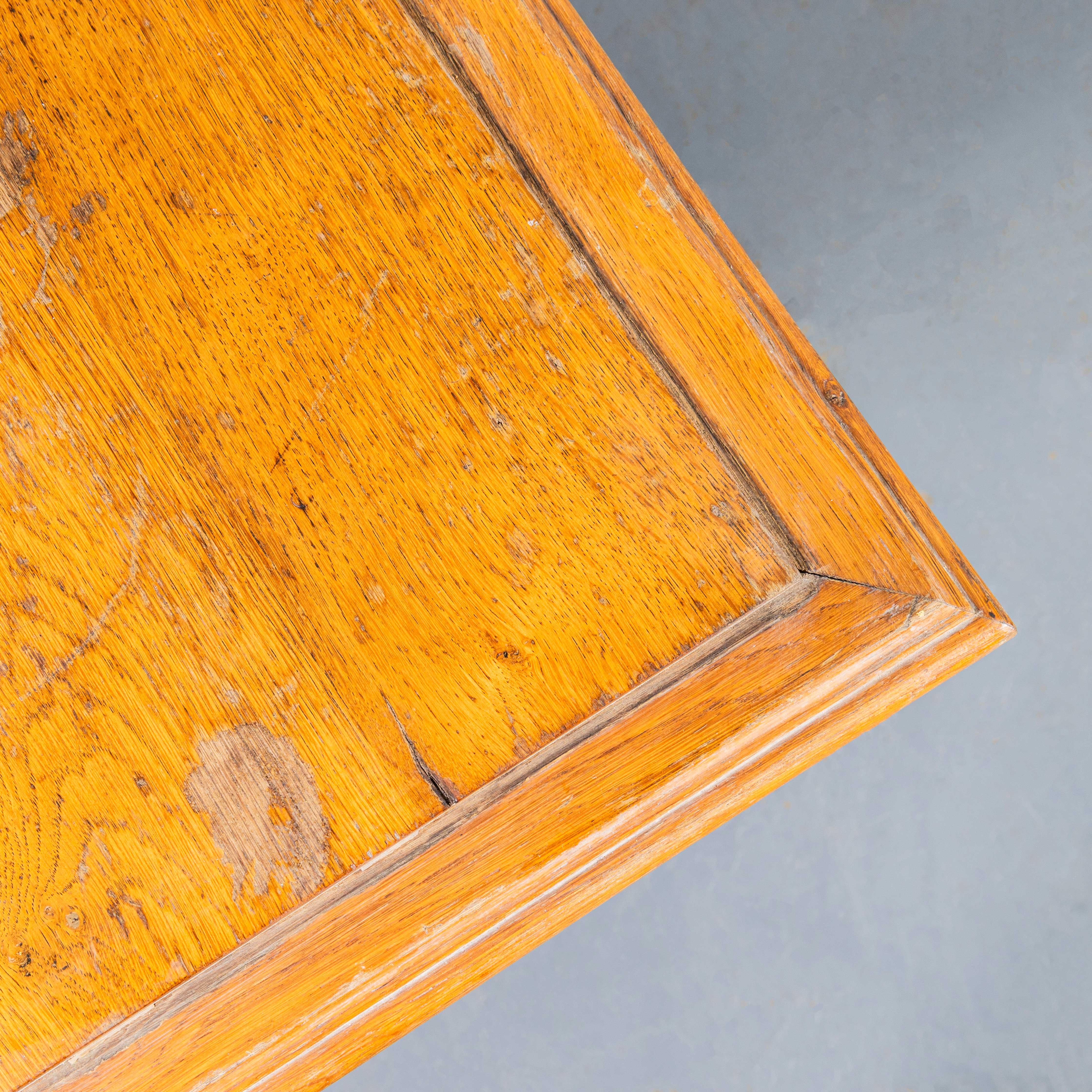 Grande table de chapelle en chêne français des années 1950 avec supports arqués en vente 1