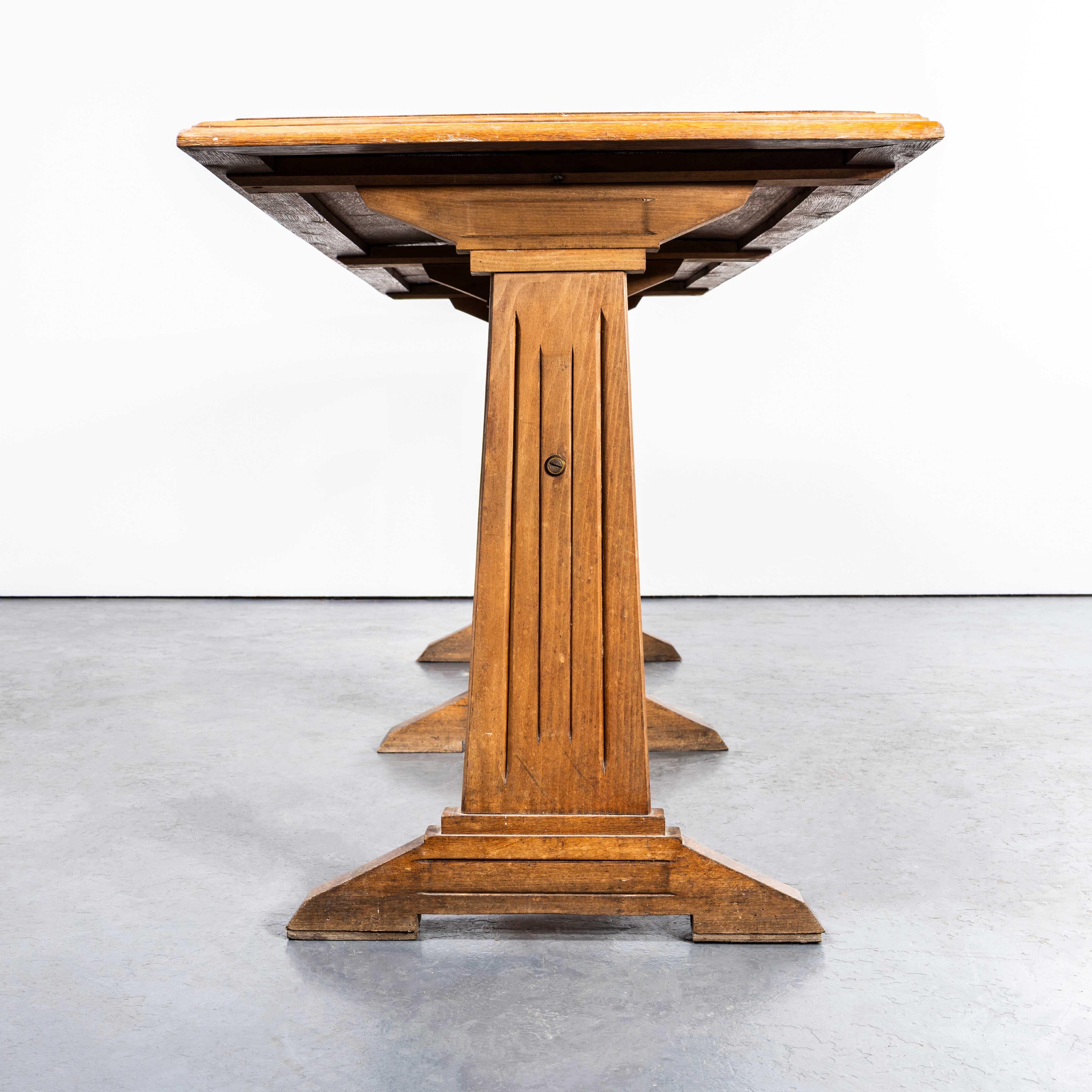 Grande table de chapelle en chêne français des années 1950 avec supports arqués en vente 2