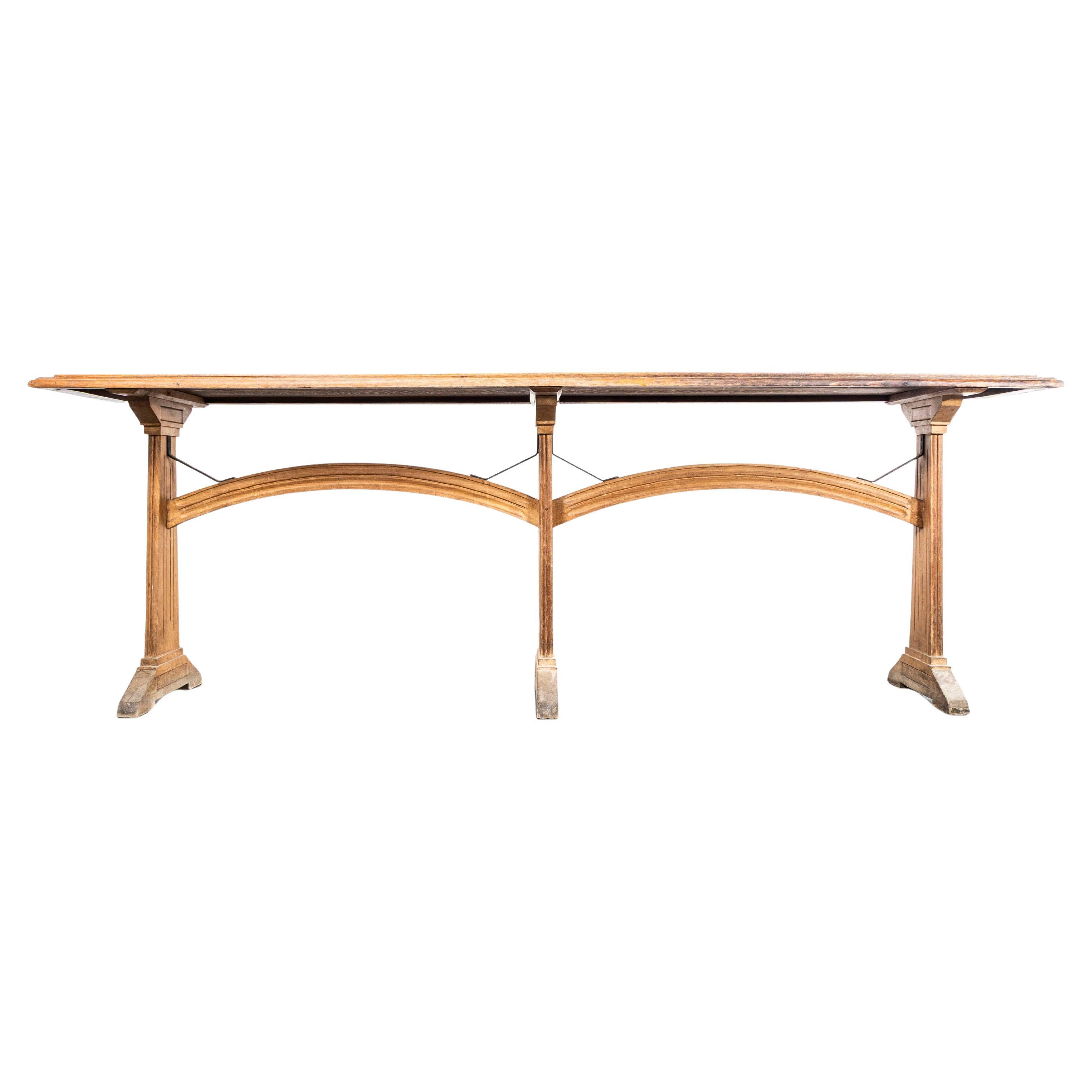 Grande table de chapelle en chêne français des années 1950 avec supports arqués