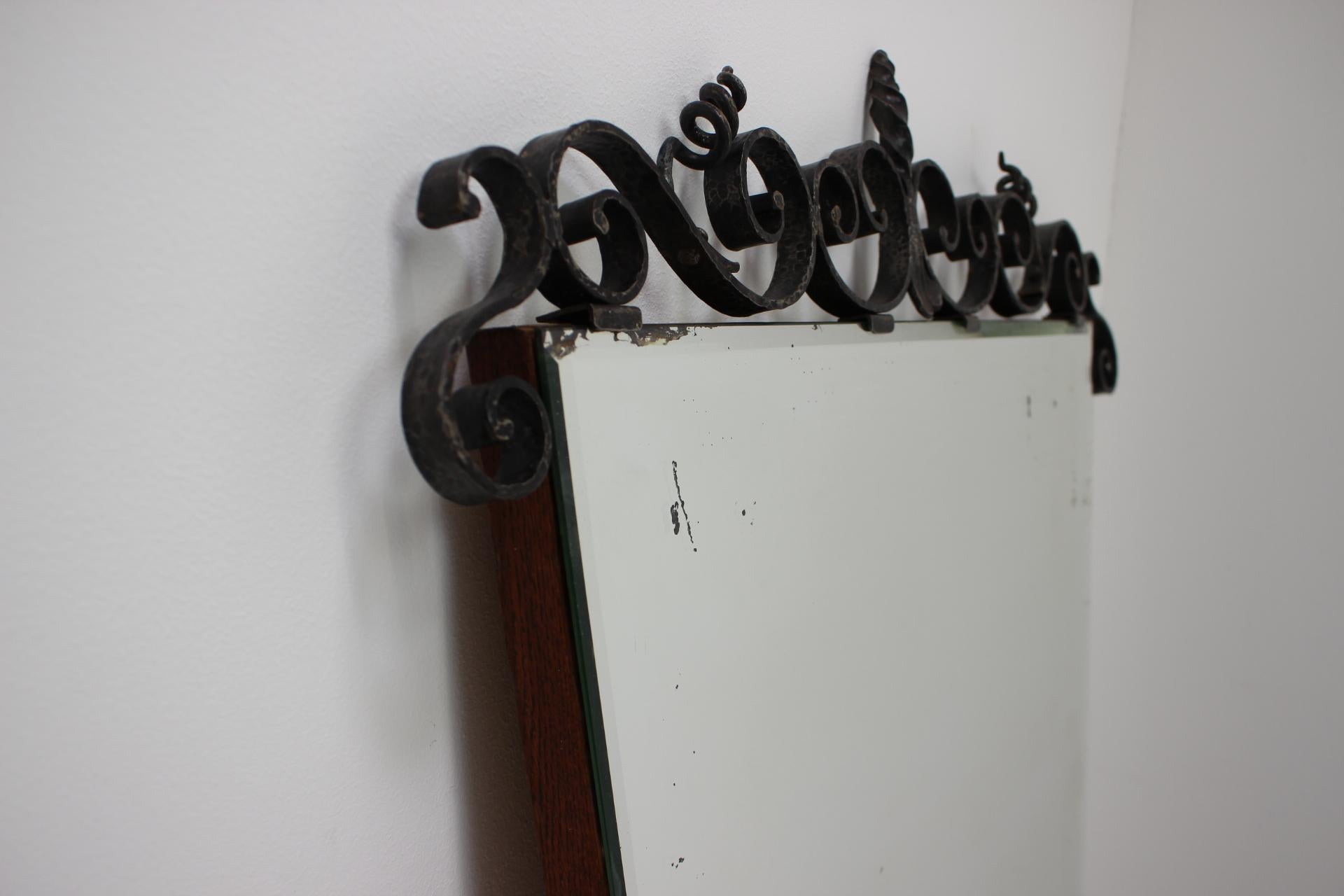 Rare miroir des années 1950 fabriqué en Tchécoslovaquie.
Fabriqué en métal, en verre et en bois.
Repolie, nettoyée, présente des signes d'utilisation, tels que la patine sur le miroir et le métal.
Entièrement fonctionnel.