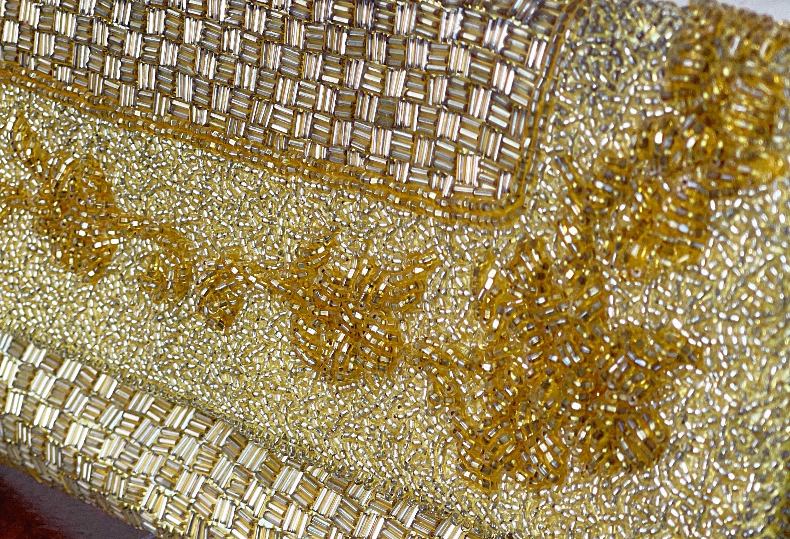 1950s Large Gold Beaded Silk Hong Kong Made Vintage 50s Evening Clutch Purse Bag Pour femmes en vente