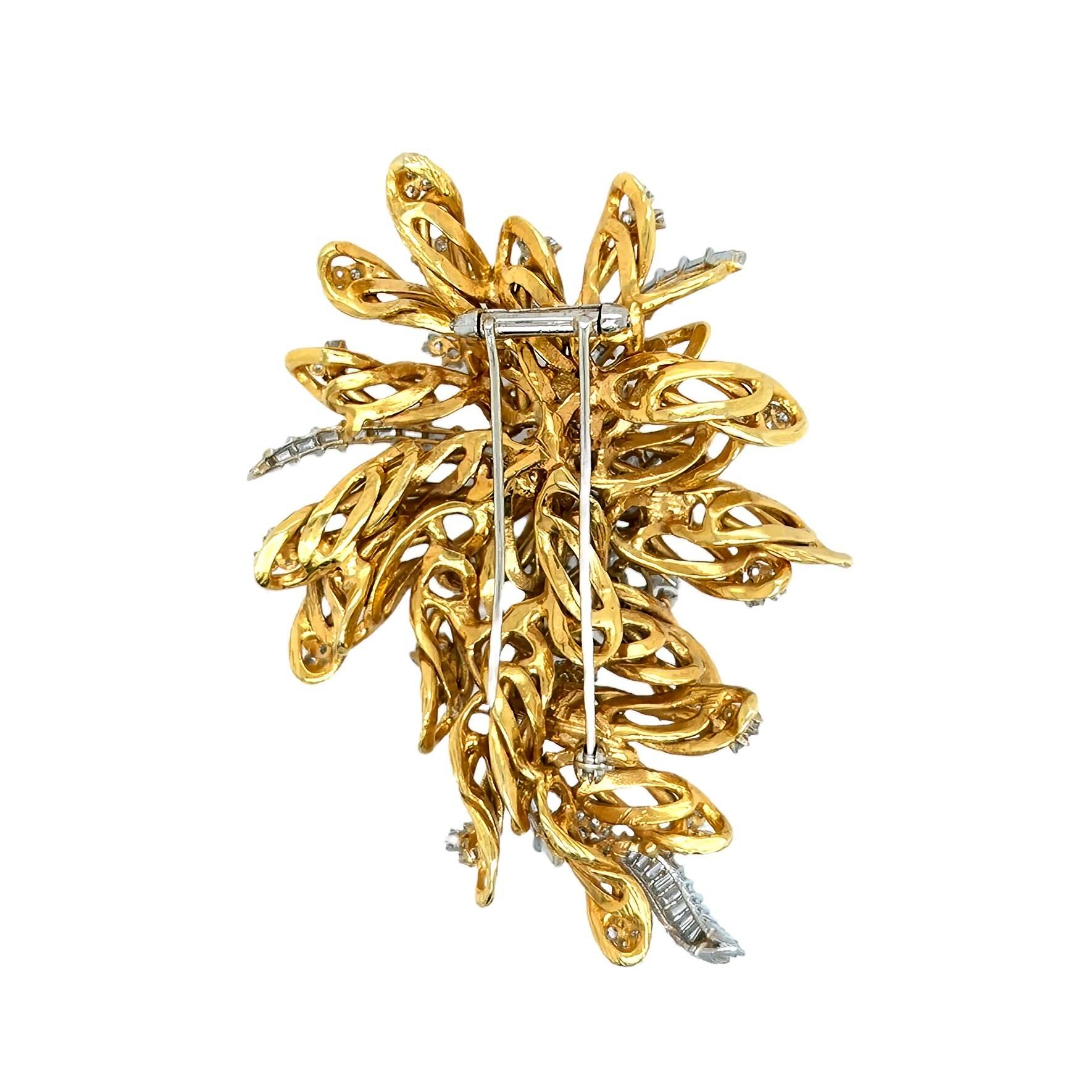 Broche en or jaune 14 carats, platine et diamants, vers les années 1950.  Formé d'un feuillage abstrait en or texturé appliqué à des gerbes et à des grappes d'environ 78 diamants ronds de taille brillant, 49 diamants de taille baguette et huit