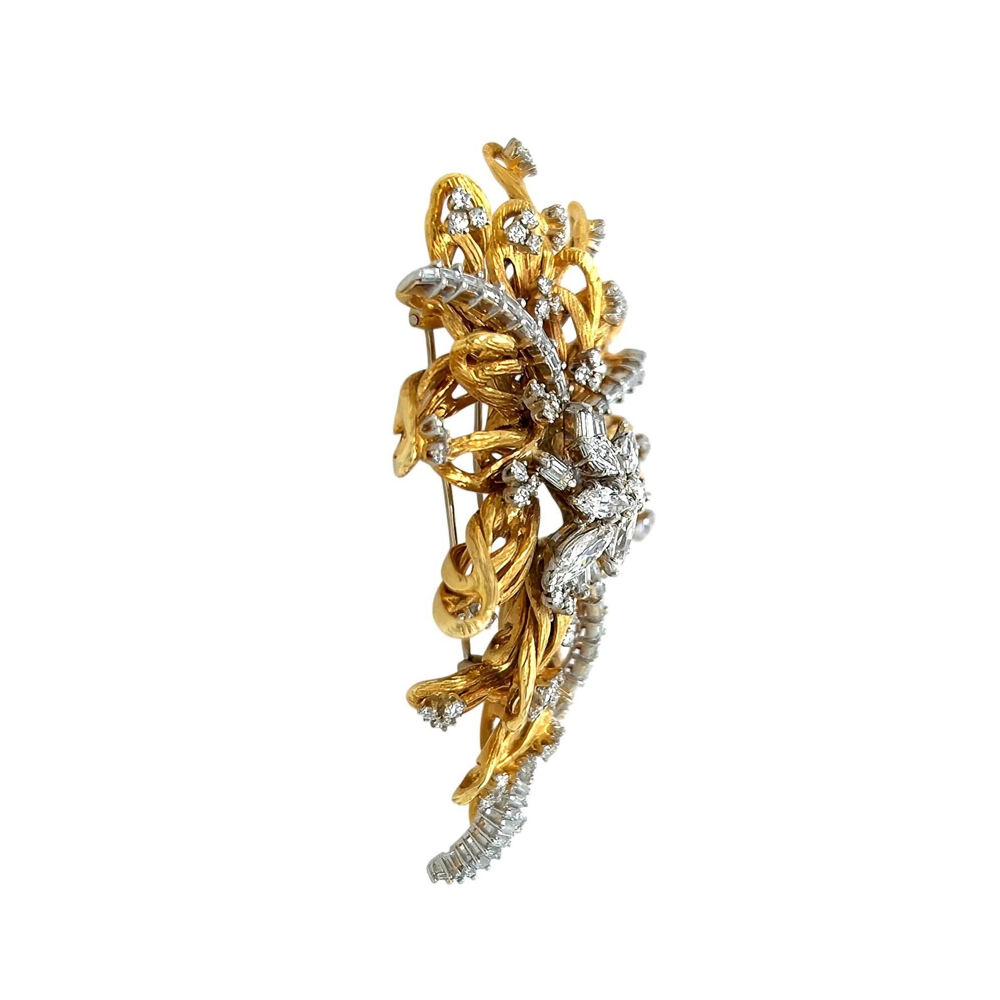 1950s Large Gold Diamond Foliate Brooch Bon état - En vente à New York, NY