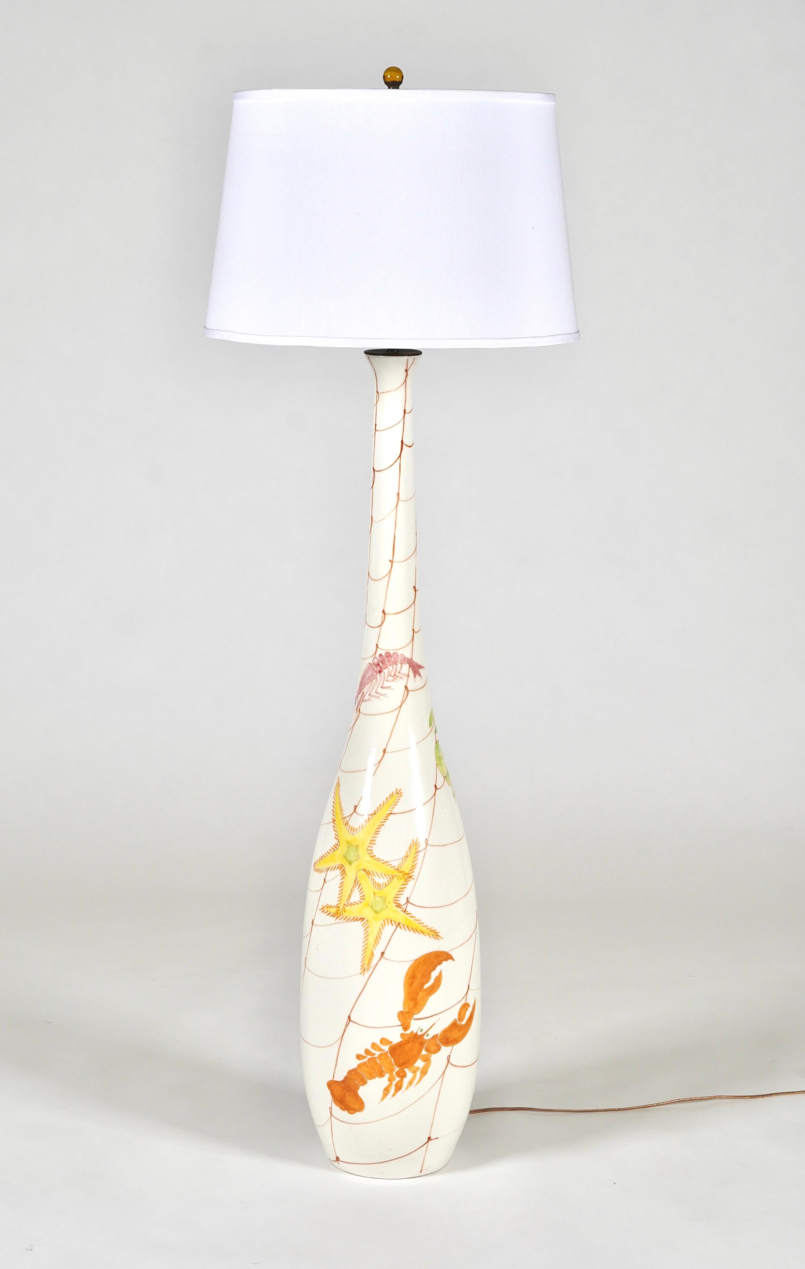 Lampada da terra in ceramica italiana dipinta a mano di  Ernestine Salerno, circa anni '50, con creature del mare rappresentate sul pezzo con una rete come sfondo. Le immagini comprendono un'aragosta, una vongola, un granchio, una stella marina, un