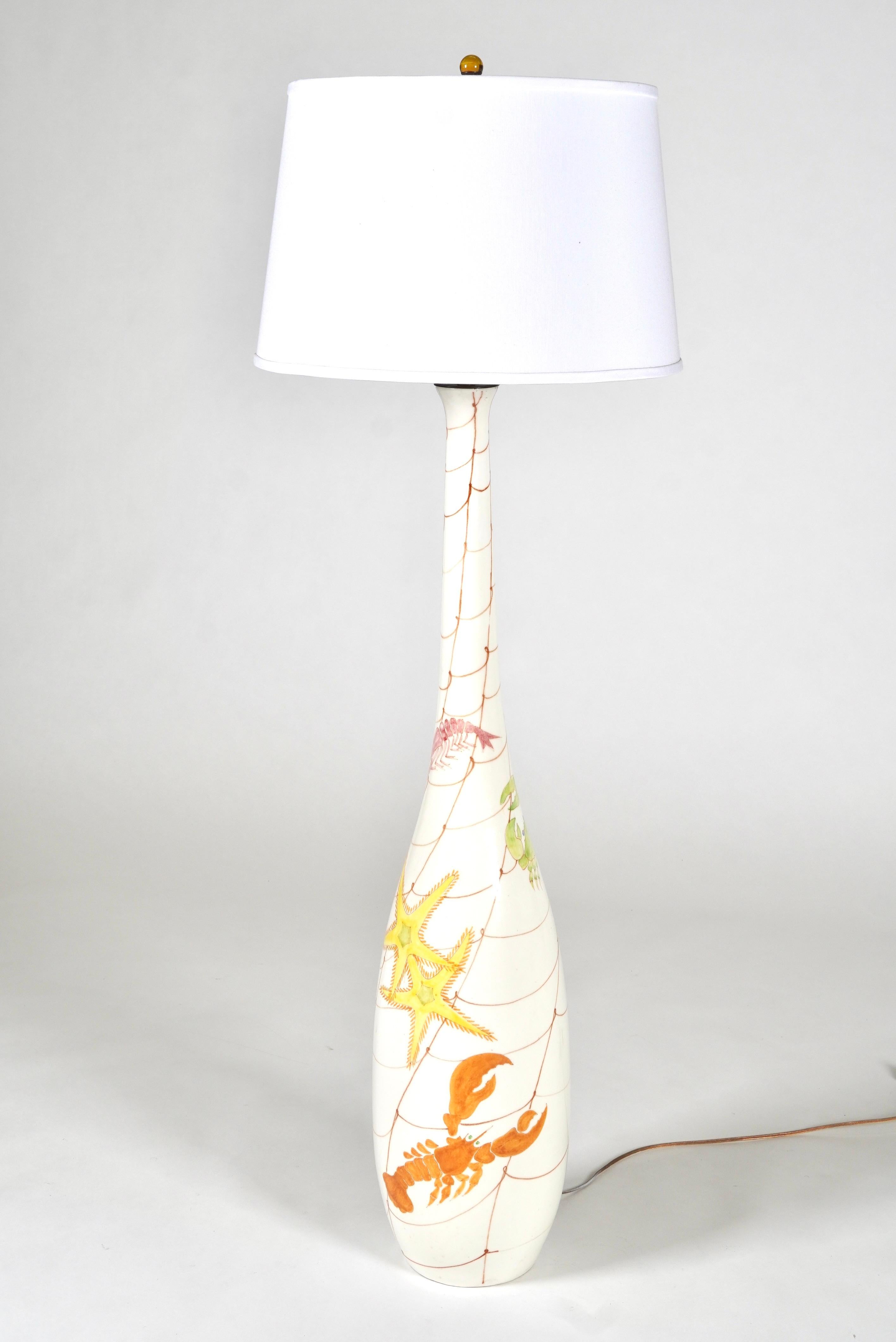 Mid-Century moderno Lampada da terra grande in ceramica dipinta a mano del 1950 con creature marine Ernestine Salerno in vendita