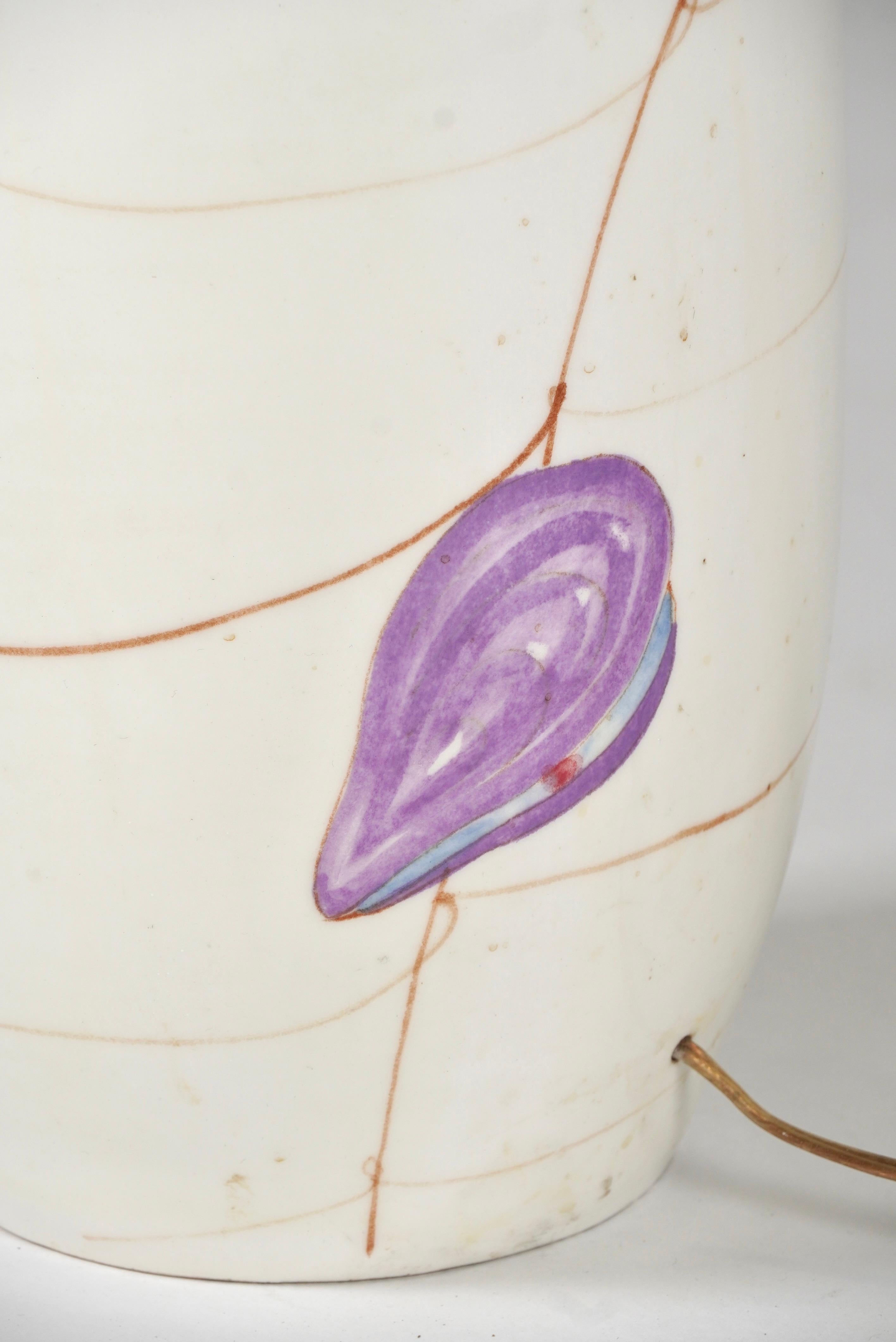 Fatto a mano Lampada da terra grande in ceramica dipinta a mano del 1950 con creature marine Ernestine Salerno in vendita