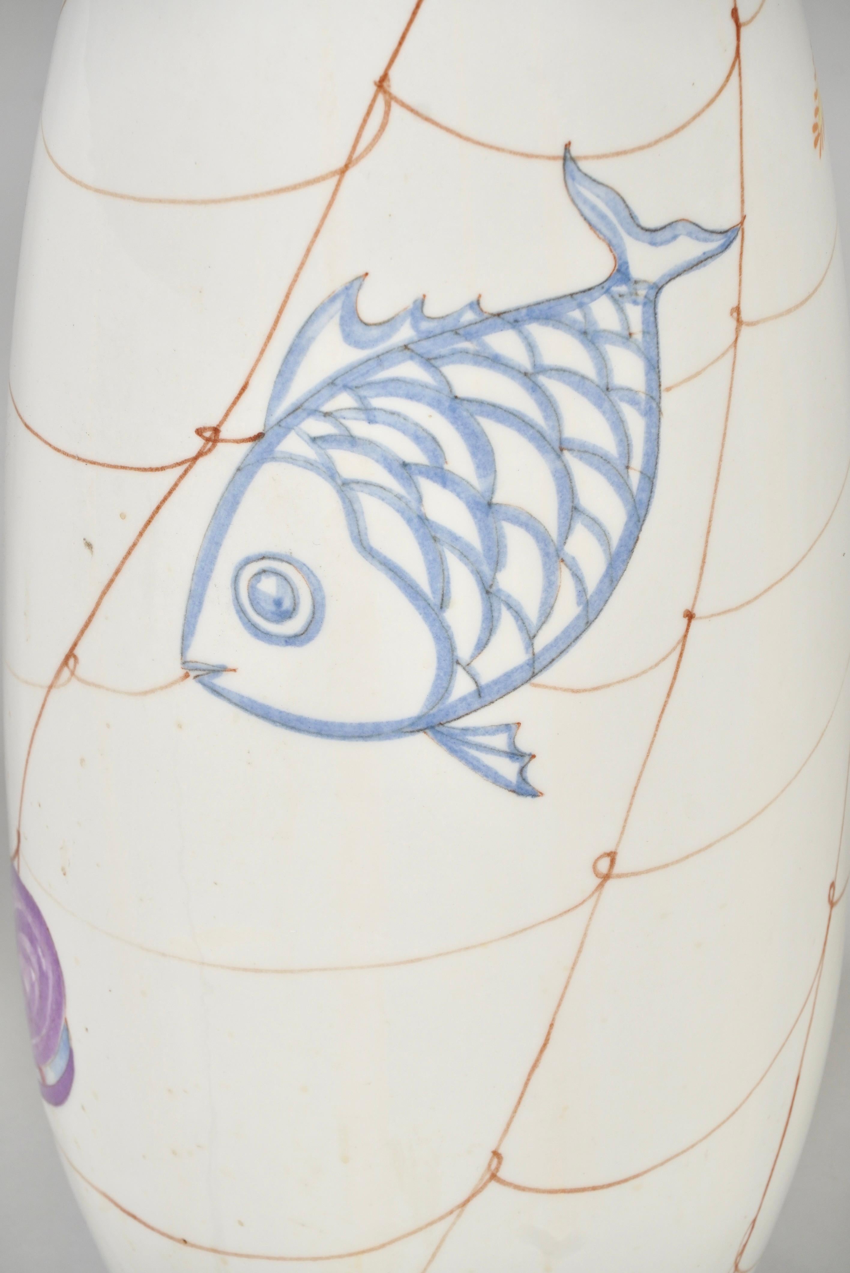 Lampada da terra grande in ceramica dipinta a mano del 1950 con creature marine Ernestine Salerno In condizioni buone in vendita a Oakland, CA