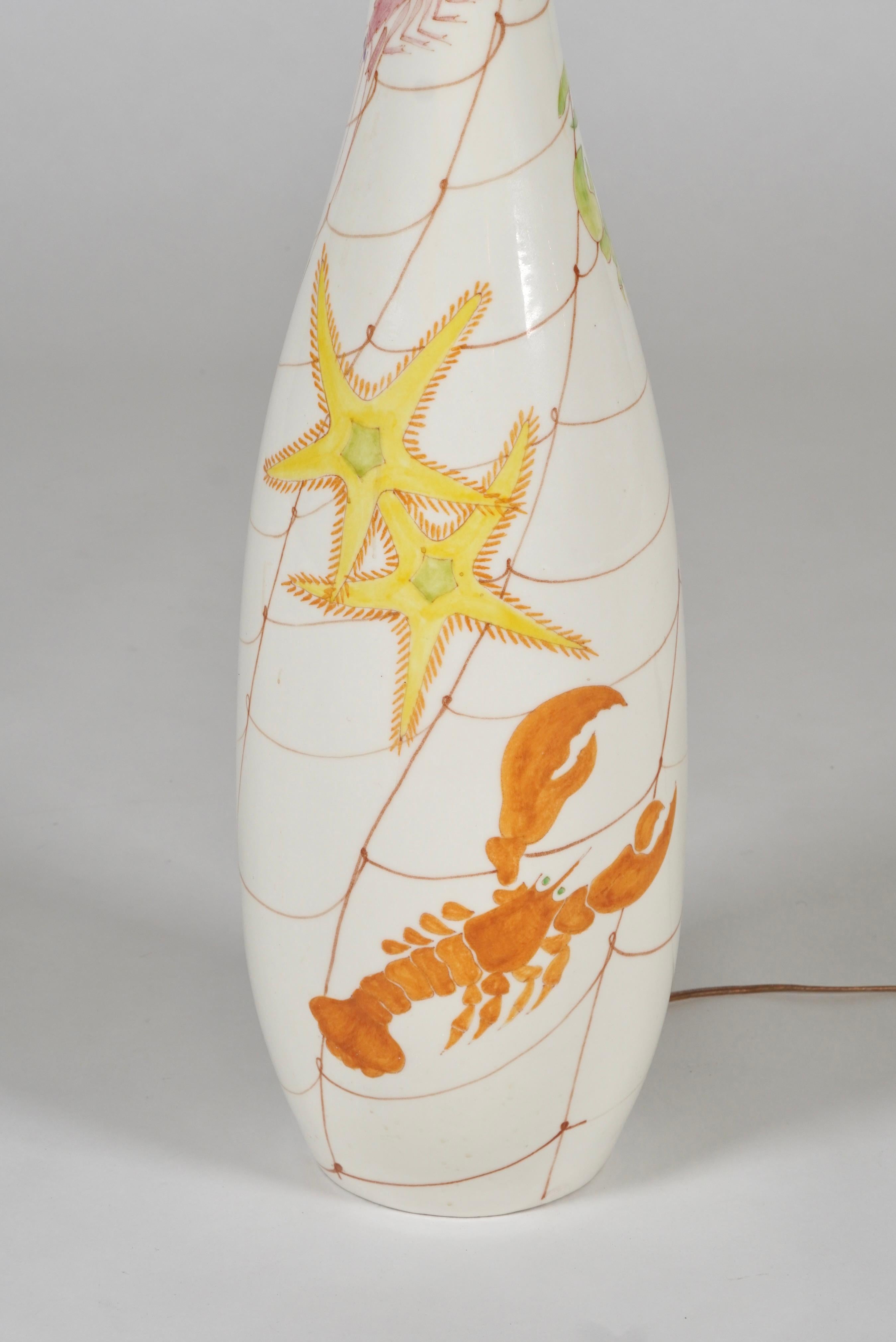 Metà XX secolo Lampada da terra grande in ceramica dipinta a mano del 1950 con creature marine Ernestine Salerno in vendita