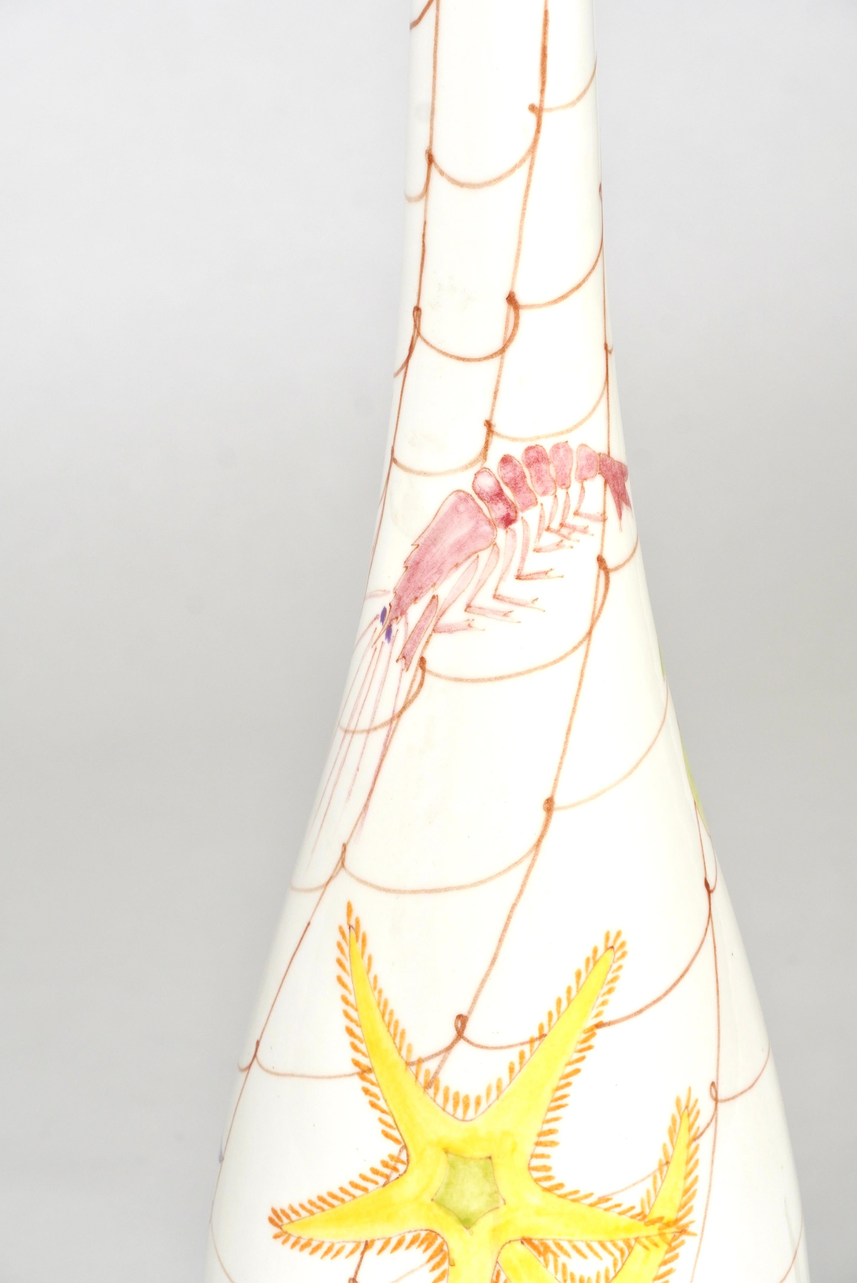 Ceramica Lampada da terra grande in ceramica dipinta a mano del 1950 con creature marine Ernestine Salerno in vendita