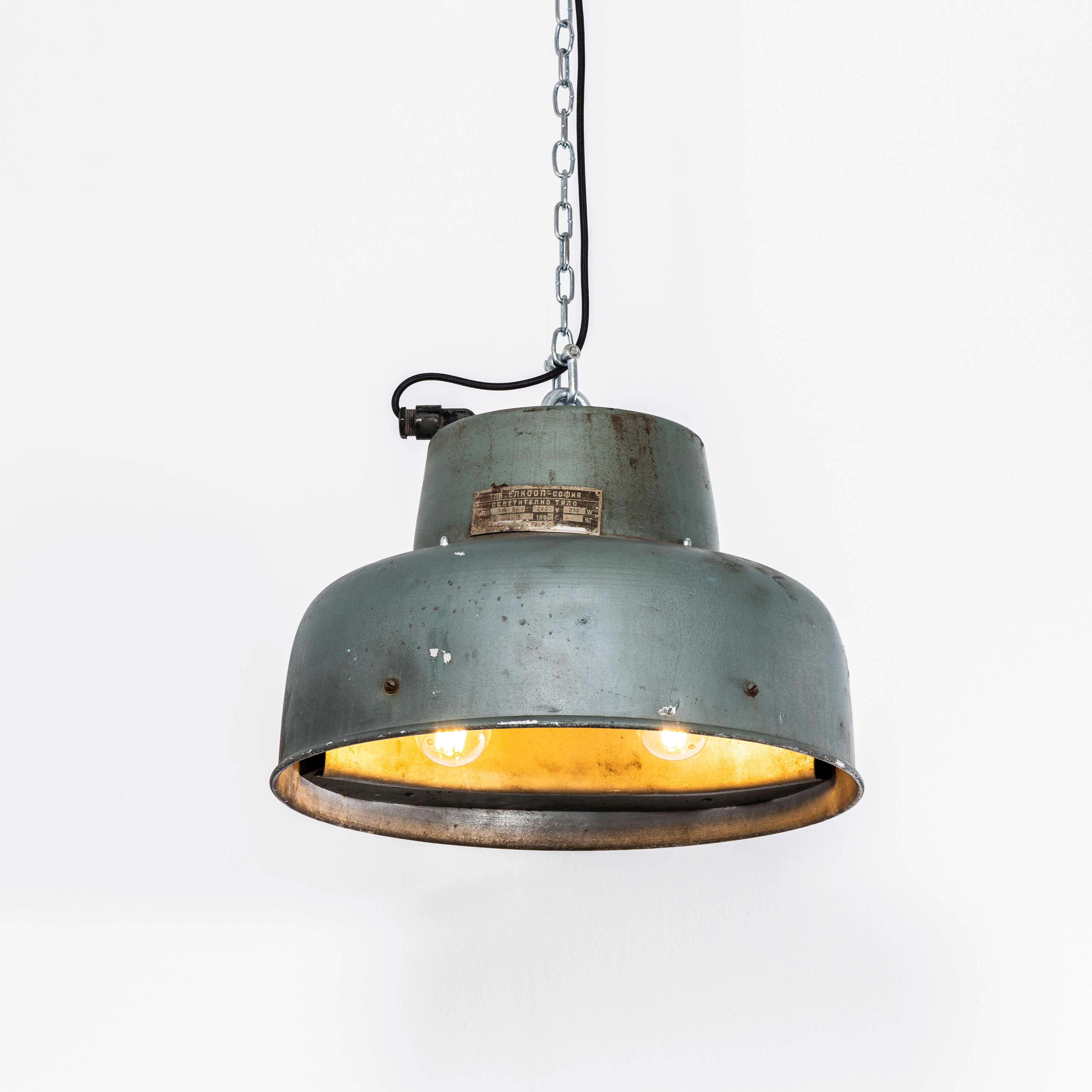 Grandes lampes suspendues Aqua de l'entrepôt industriel des années 1950 Bon état - En vente à Hook, Hampshire