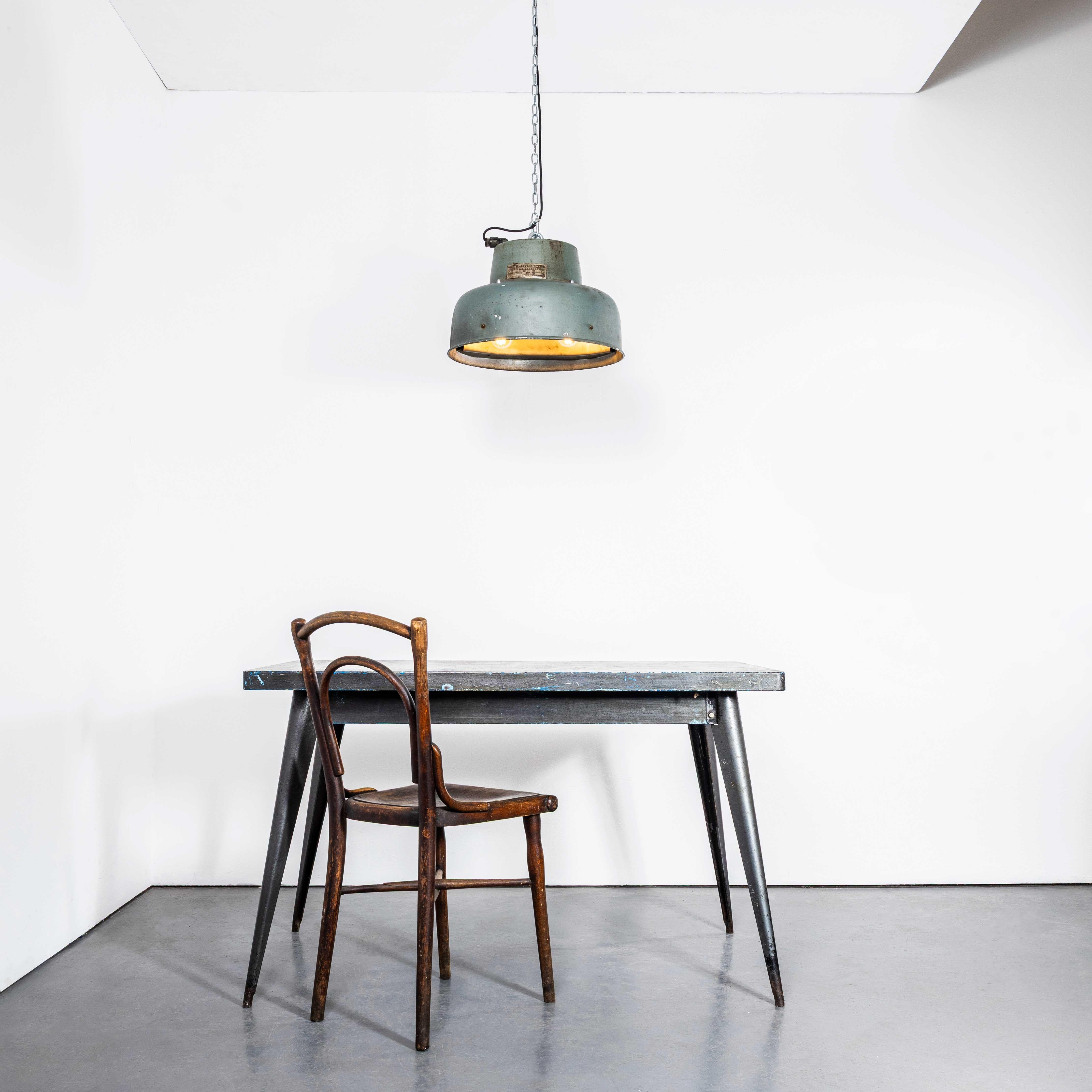 Milieu du XXe siècle Grandes lampes suspendues Aqua de l'entrepôt industriel des années 1950 en vente