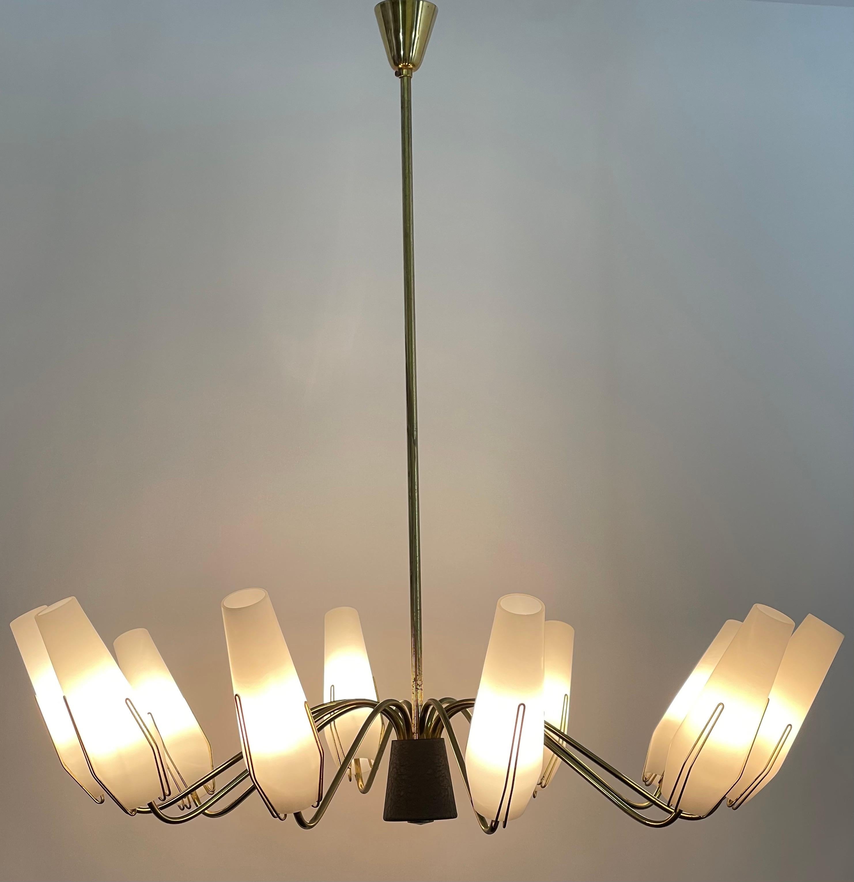 Mid-Century moderno Grande lampadario italiano a 10 luci Sputnik in ottone e vetro lattimo degli anni '50 in vendita