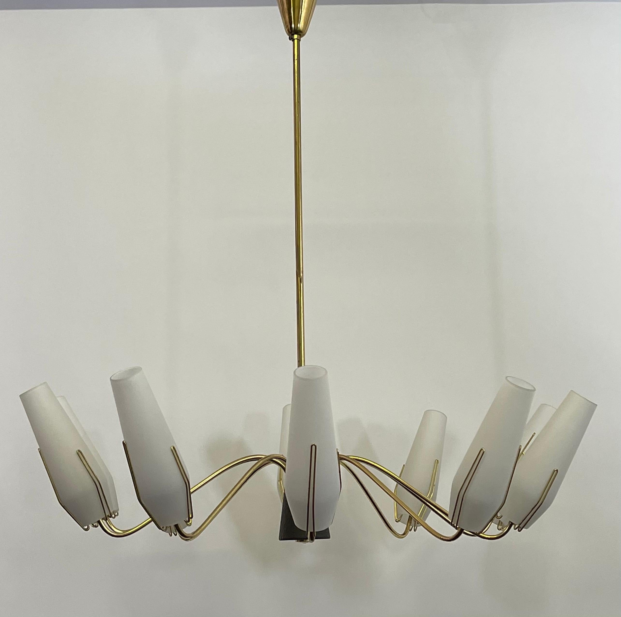 Großer italienischer 10-Licht-Sputnik-Kronleuchter aus Messing und Milchglas, 1950er Jahre im Zustand „Hervorragend“ im Angebot in Wiesbaden, Hessen