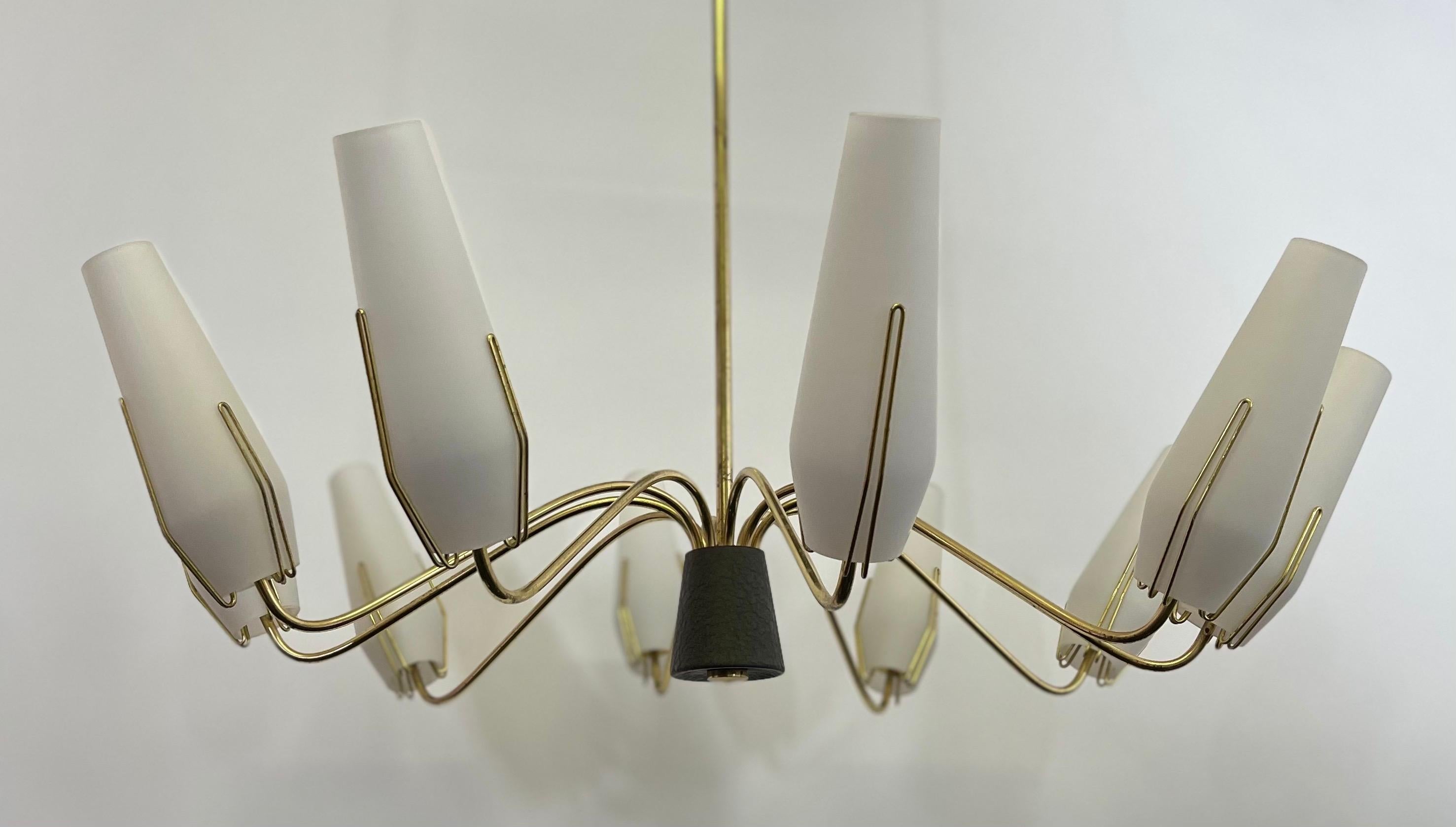 Grande lampadario italiano a 10 luci Sputnik in ottone e vetro lattimo degli anni '50 in vendita 1