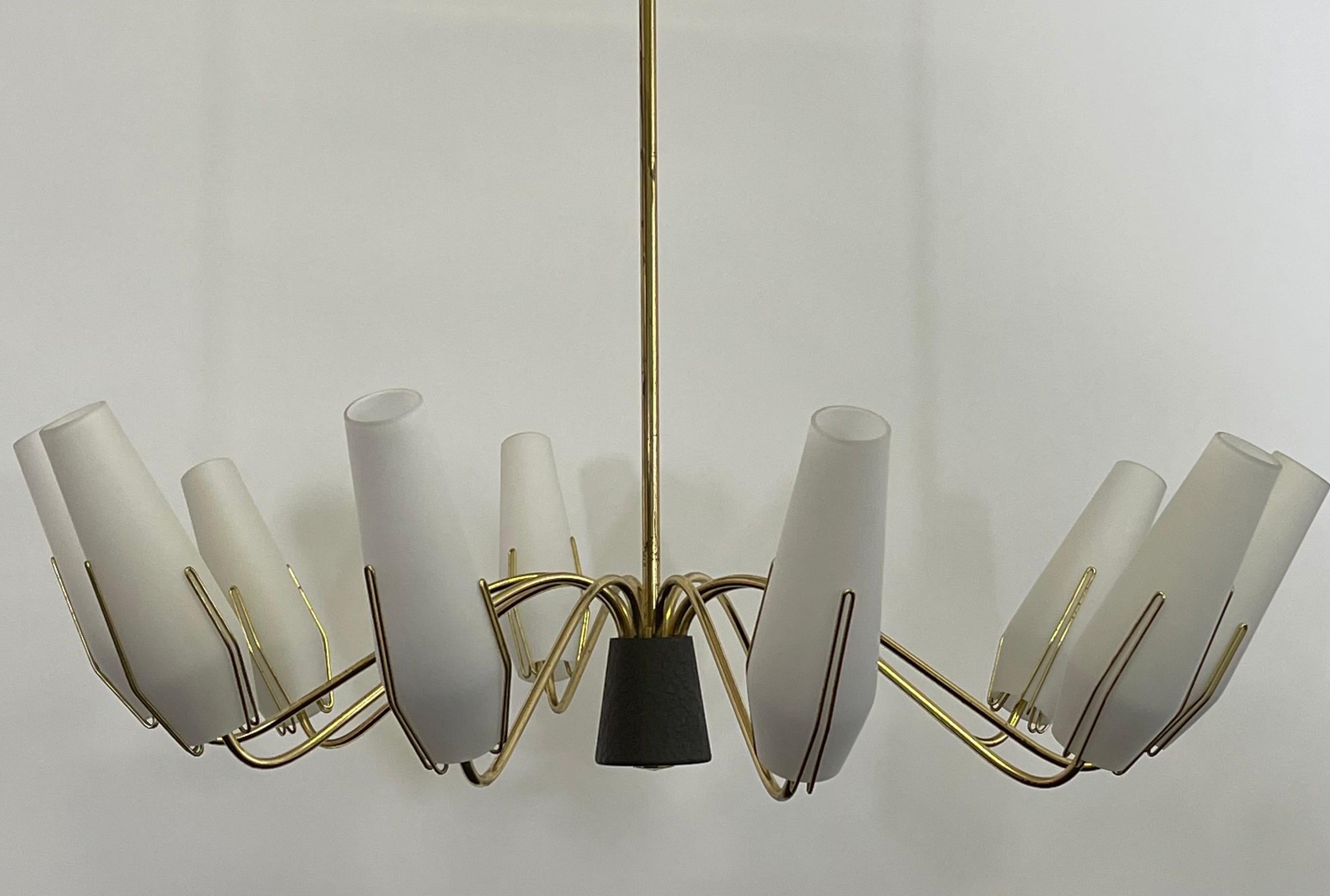 Grand lustre Spoutnik italien à 10 éclairages en laiton et verre dépoli, années 1950 en vente 3
