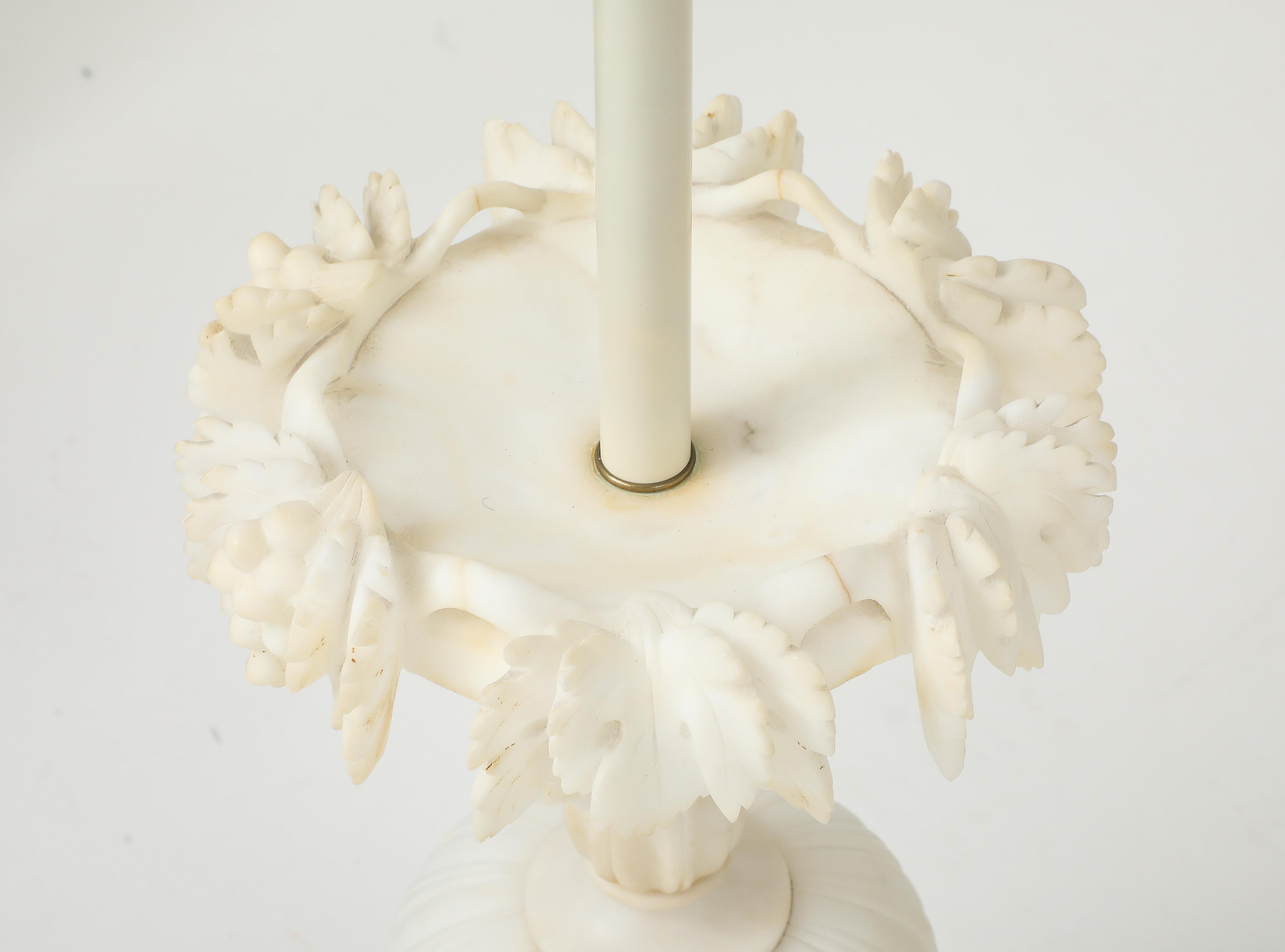 Splendida coppia di grandi lampade da tavolo in marmo di Carrara intagliato, il marmo è in condizioni originali con lievi segni di usura e patina dovuti all'età e all'uso, appena ricablato con filo di seta e pronto all'uso.