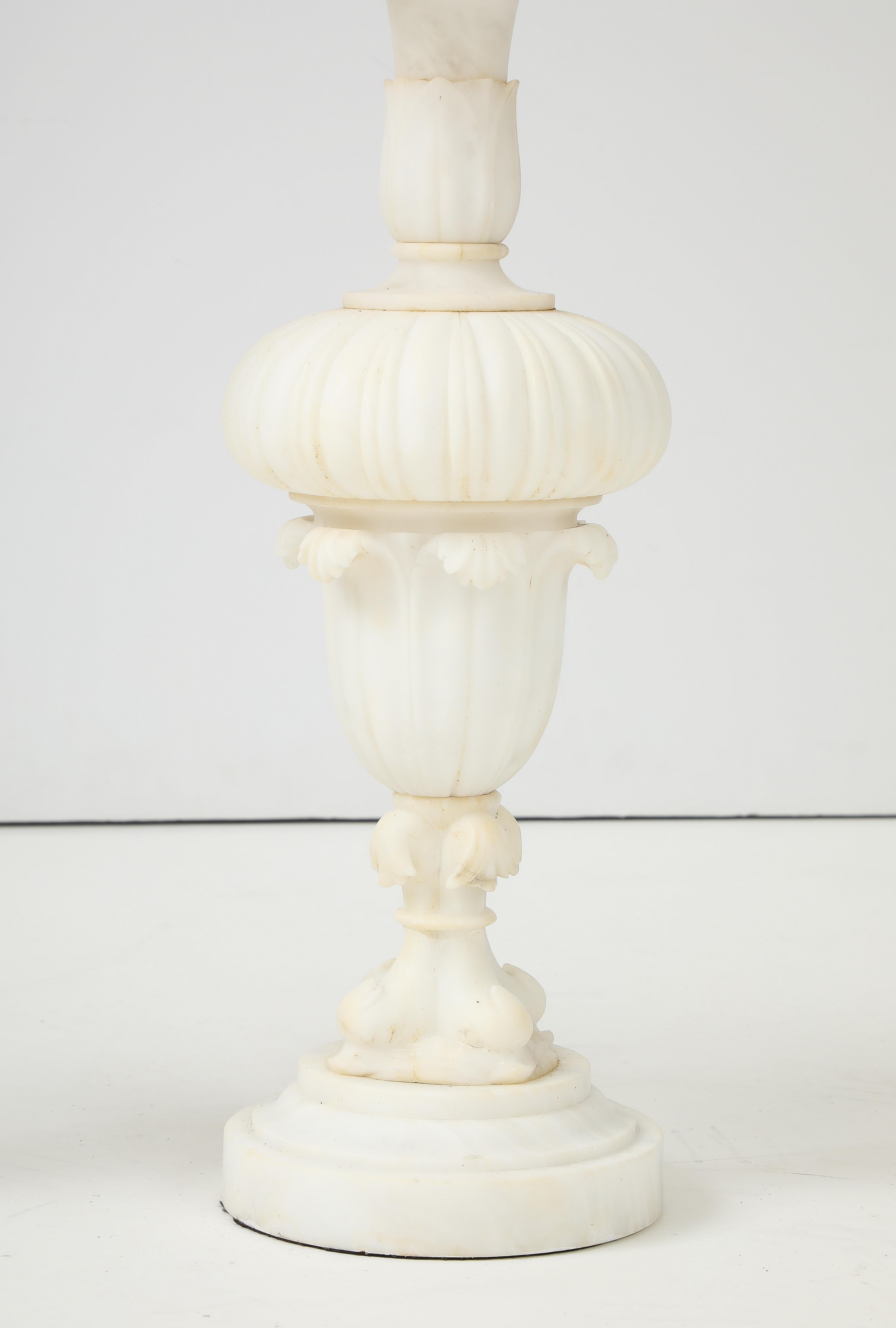 Mid-Century moderno Grandi lampade da tavolo in marmo di Carrara intagliato italiano degli anni '50 in vendita