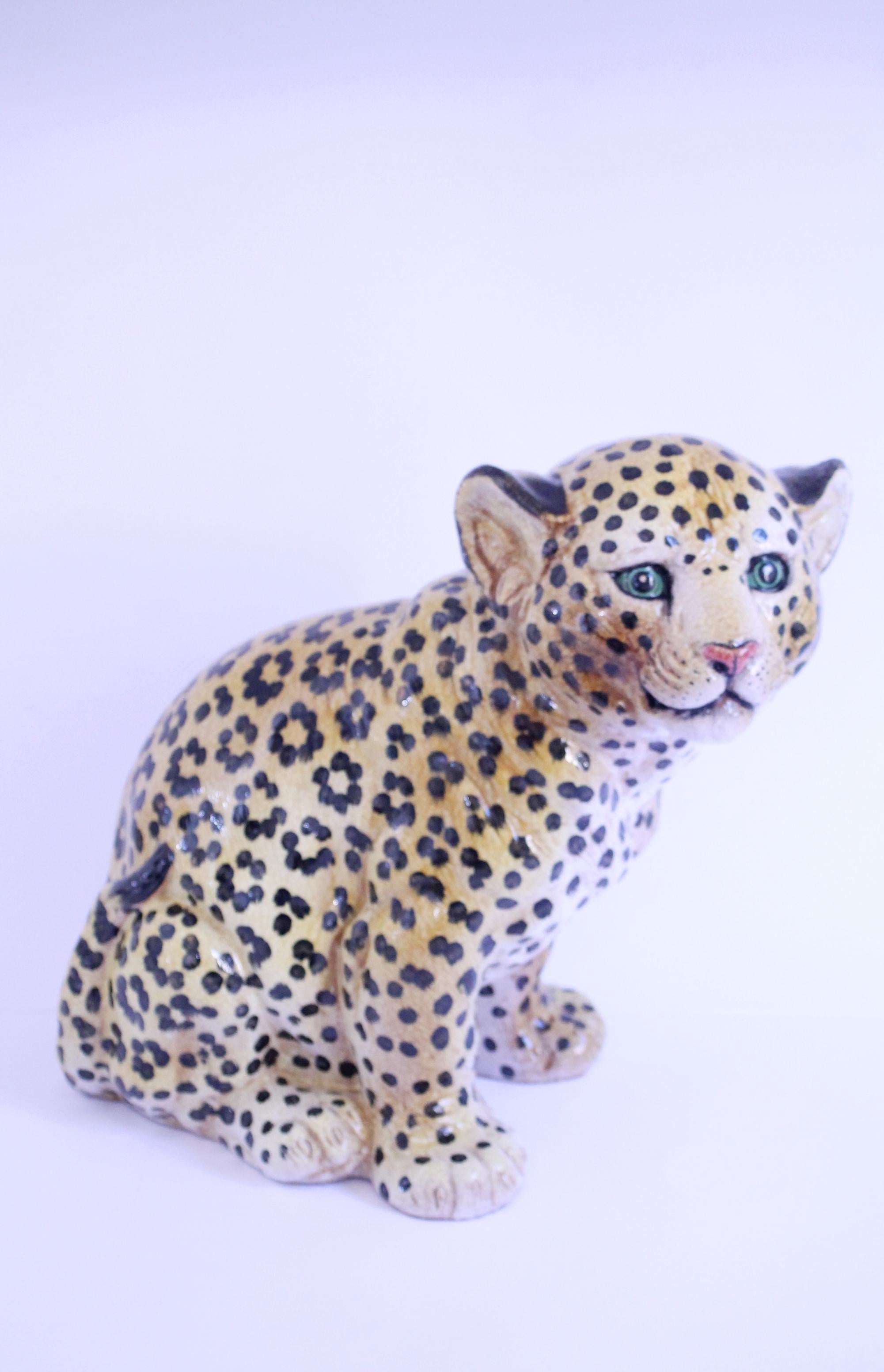 1950s  Grande sculpture émaillée en majolique italienne en forme de léopard  43hx43x33cms  en vente 5