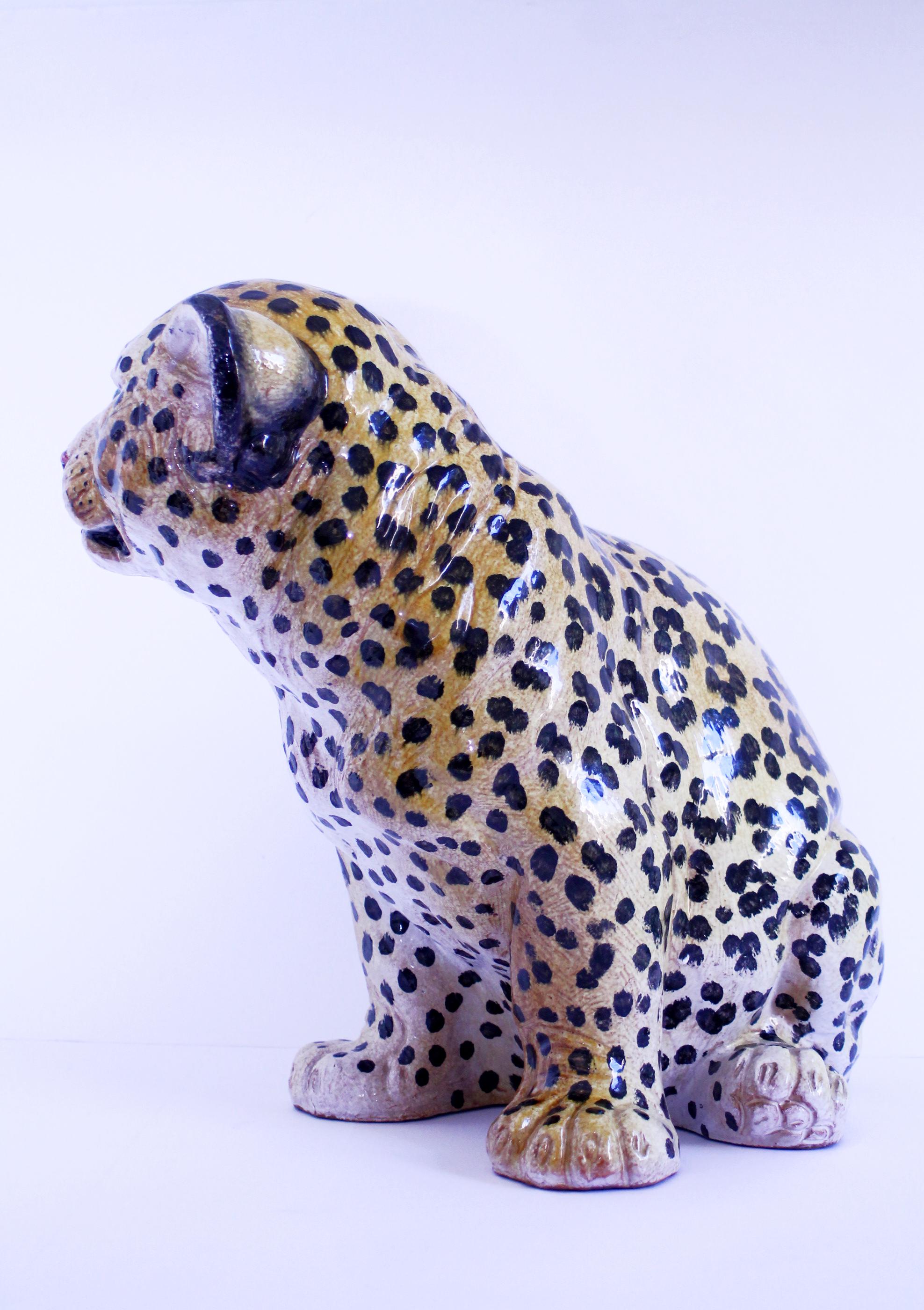1950s  Grande sculpture émaillée en majolique italienne en forme de léopard  43hx43x33cms  Excellent état - En vente à Firenze, FI