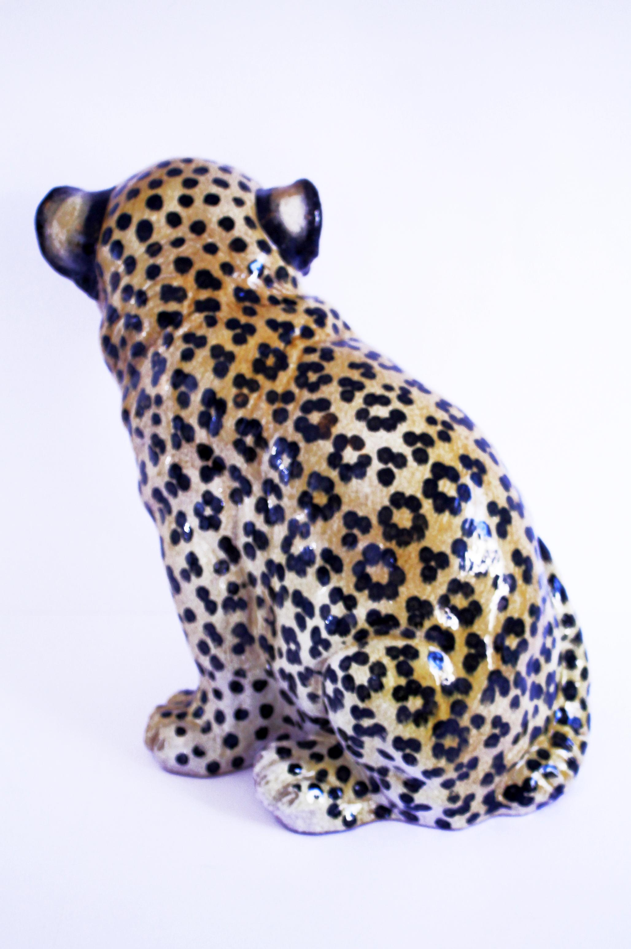 Milieu du XXe siècle 1950s  Grande sculpture émaillée en majolique italienne en forme de léopard  43hx43x33cms  en vente