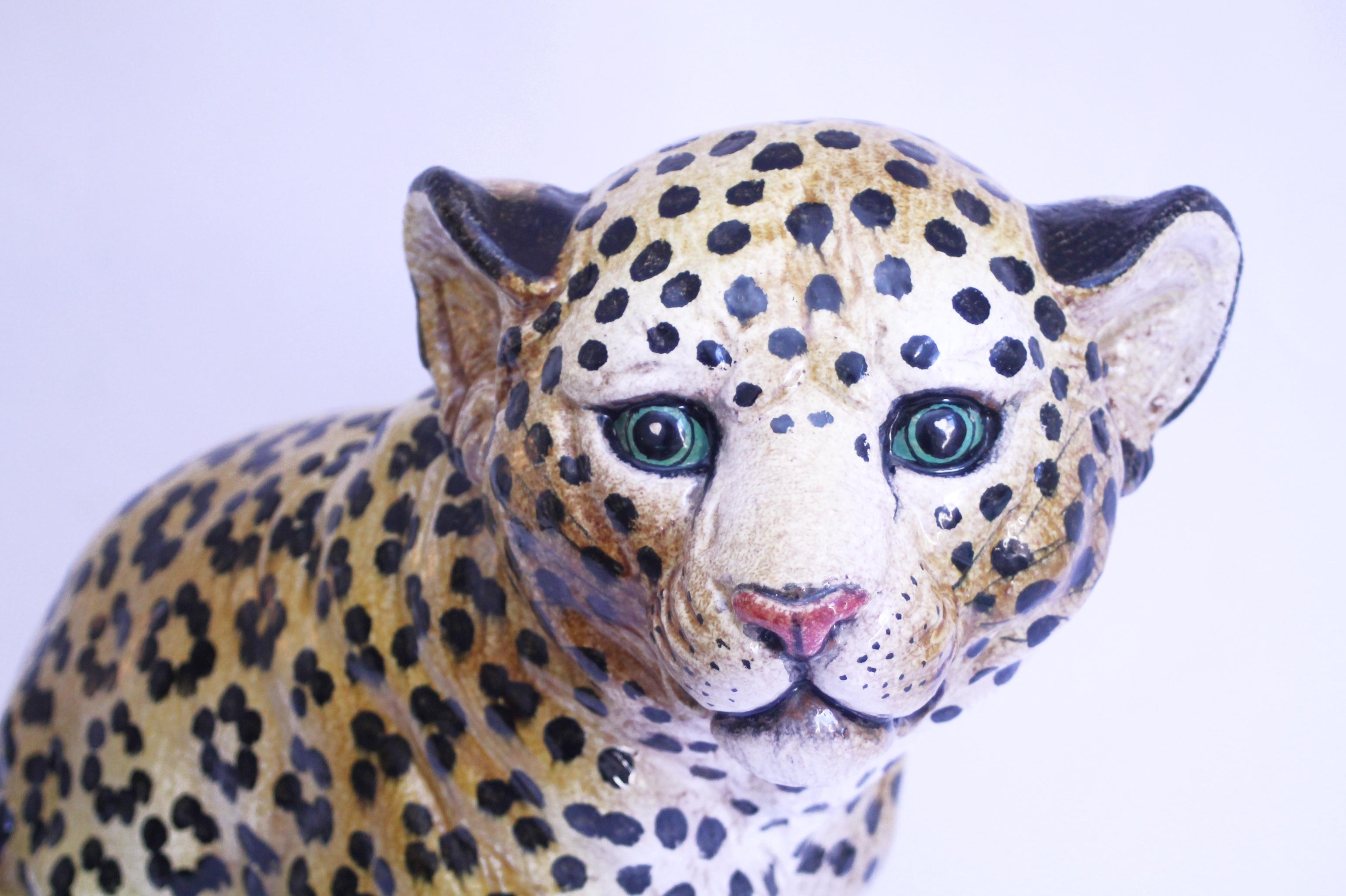 Céramique 1950s  Grande sculpture émaillée en majolique italienne en forme de léopard  43hx43x33cms  en vente