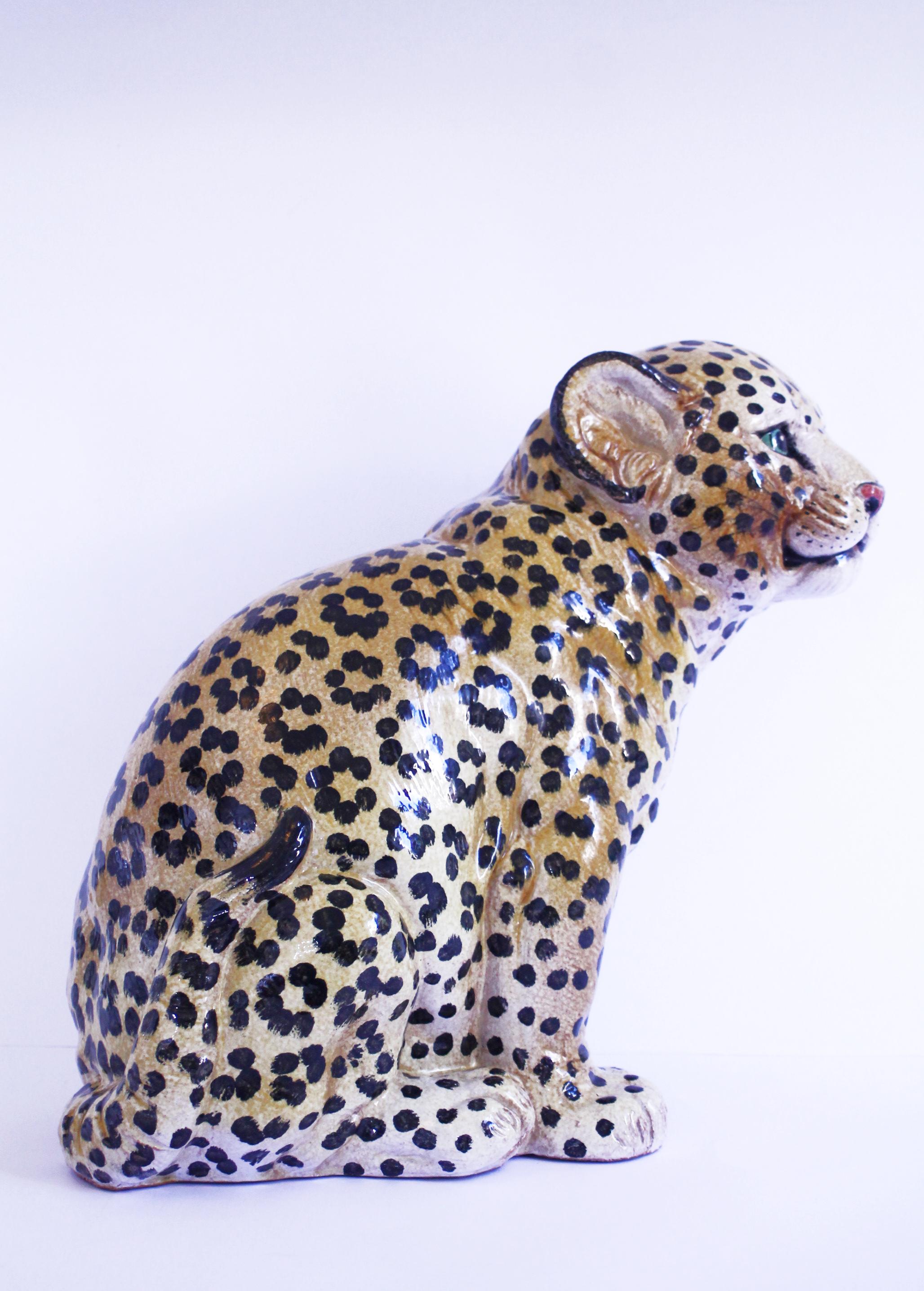 1950s  Grande sculpture émaillée en majolique italienne en forme de léopard  43hx43x33cms  en vente 1