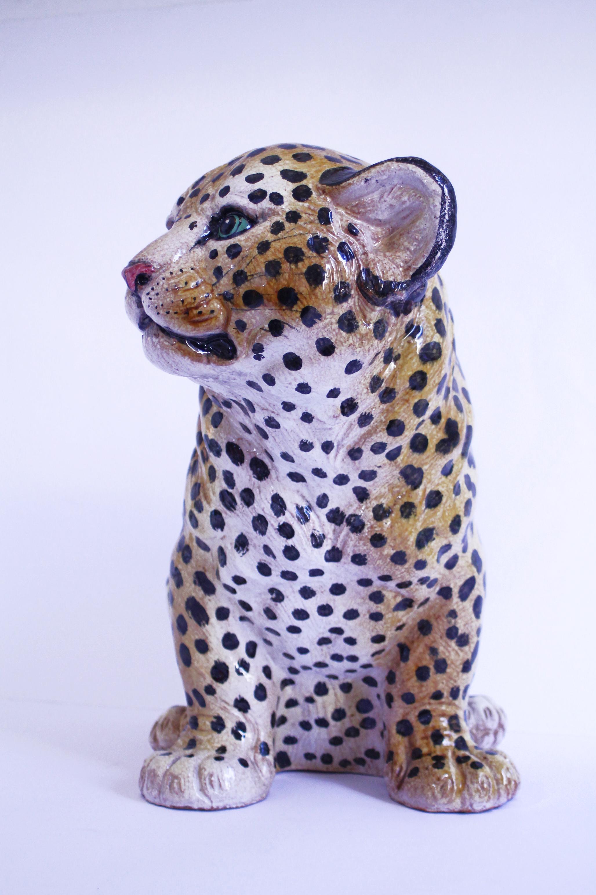 1950s  Grande sculpture émaillée en majolique italienne en forme de léopard  43hx43x33cms  en vente 3