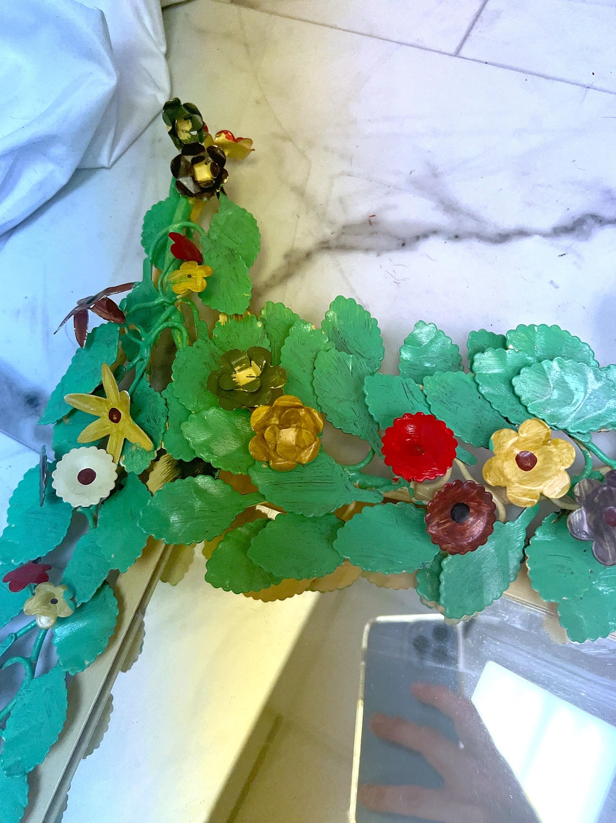 Grand miroir de style italien peint à la main et orné de motifs floraux.  Magnifique design floral en 3D avec des feuilles vertes brillantes et des fleurs rouges, violettes, vertes, blanches et bleues.  Le tout est complété par un arrière-plan