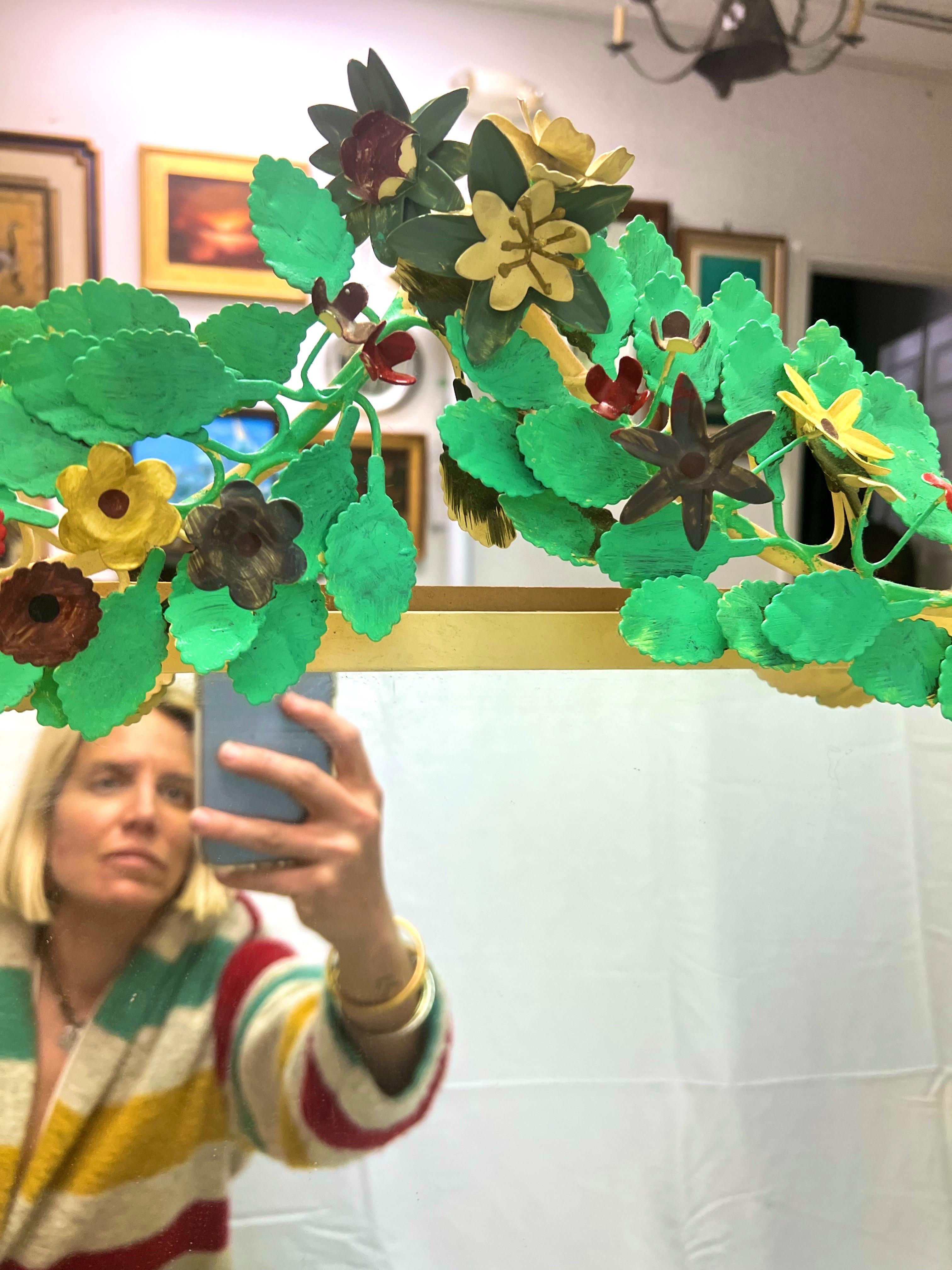 20ième siècle Grand miroir floral peint à la main en tole italien des années 1950 en vente