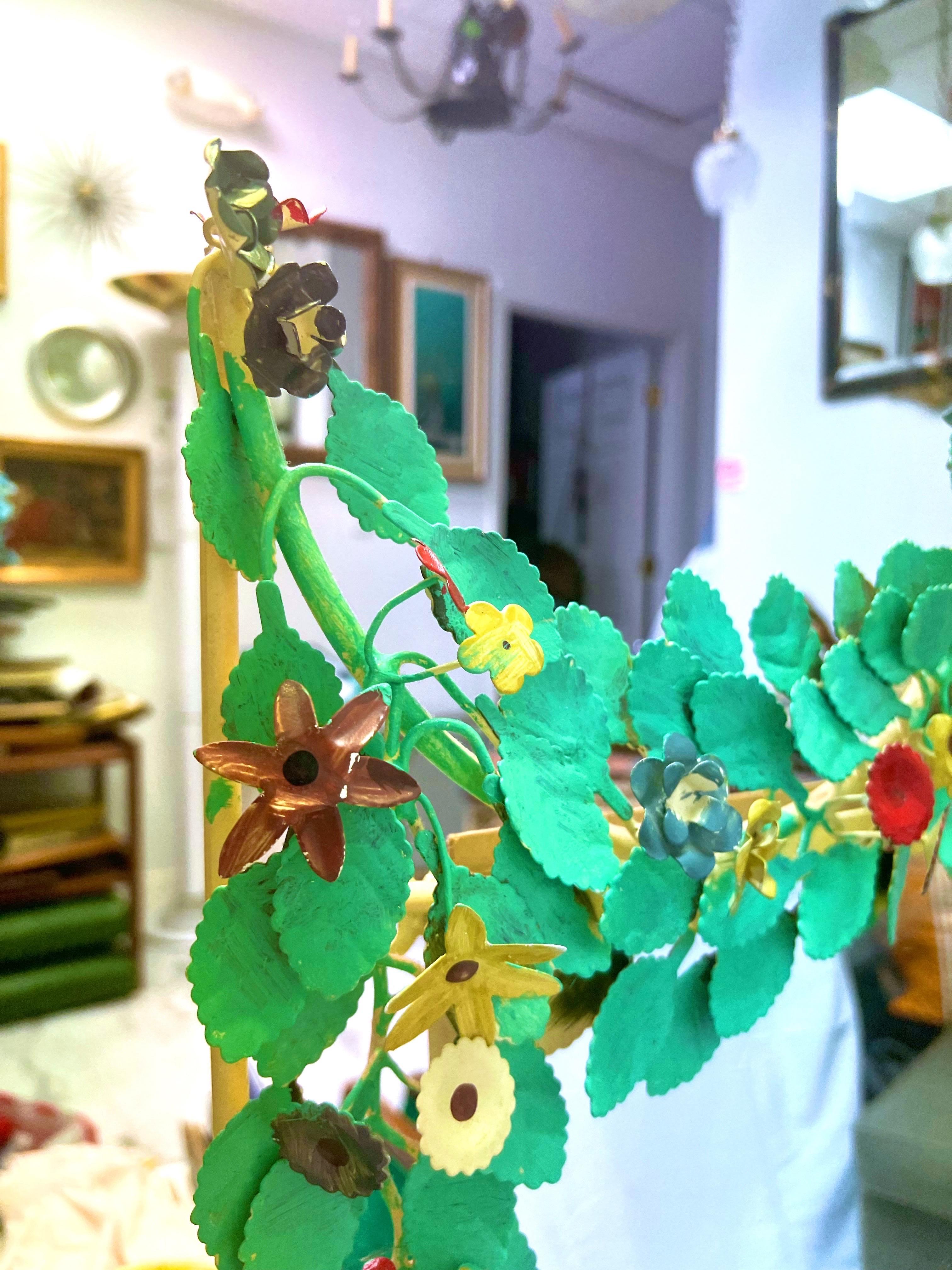 Métal Grand miroir floral peint à la main en tole italien des années 1950 en vente