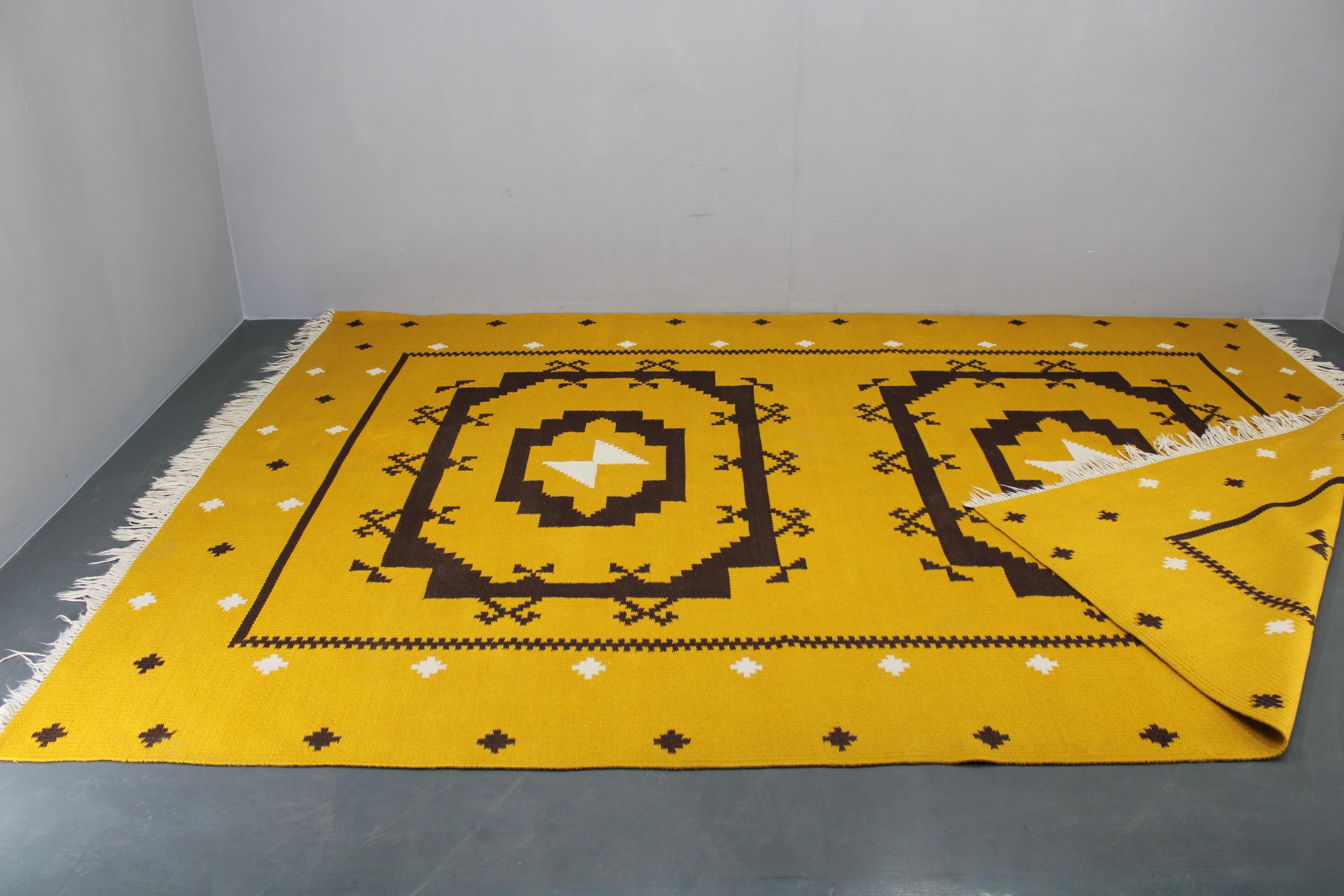 Rug & Kilim di lana di grandi dimensioni degli anni '50, Cecoslovacchia in vendita 4