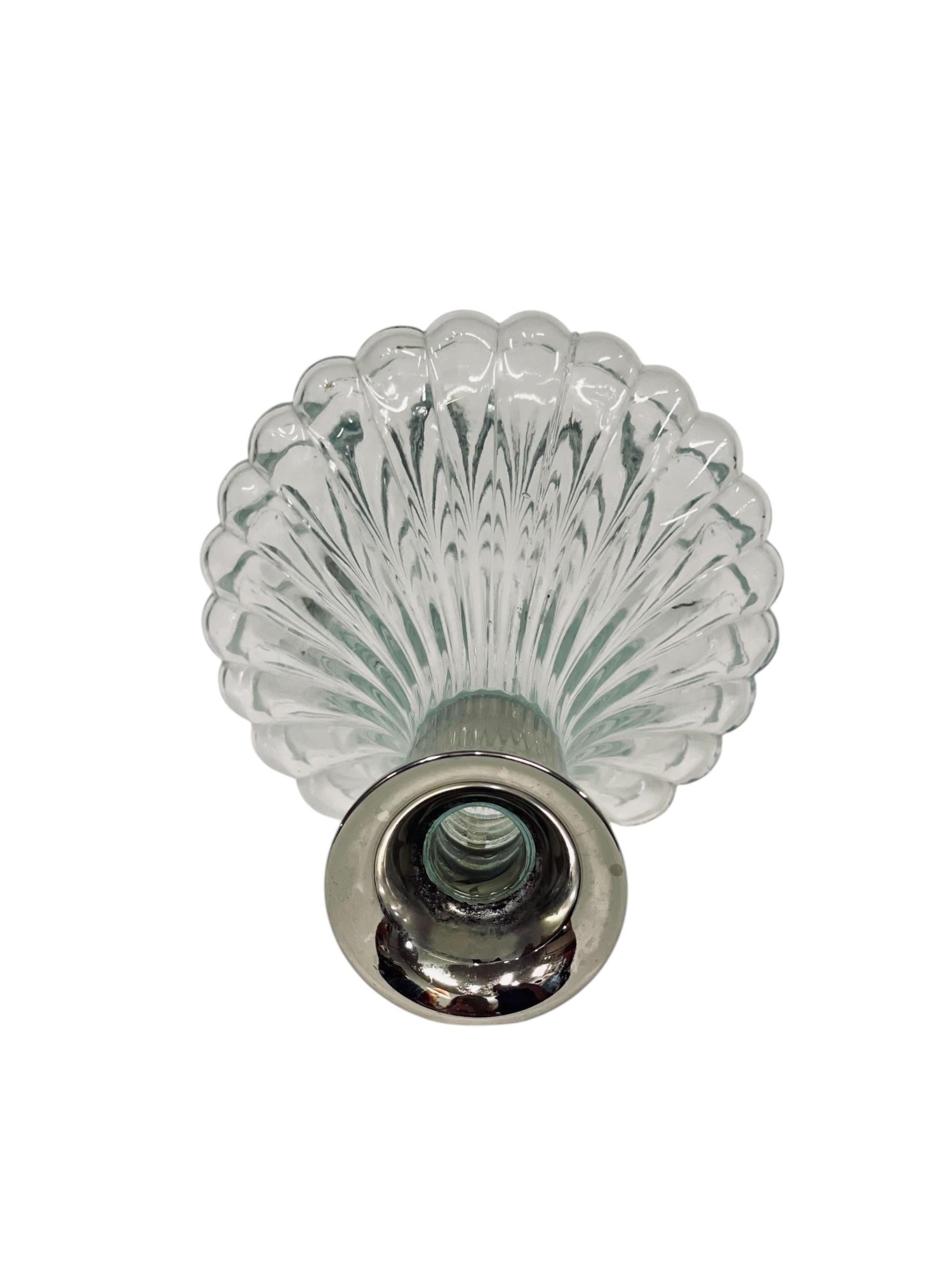 Este exquisito decantador de cristal Lancel es un impresionante ejemplo de
diseño moderno de mediados de siglo. Fabricado con prensado de alta calidad
vidrio, el decantador presenta un distintivo cuerpo estriado que crea un
sentido de la elegancia y